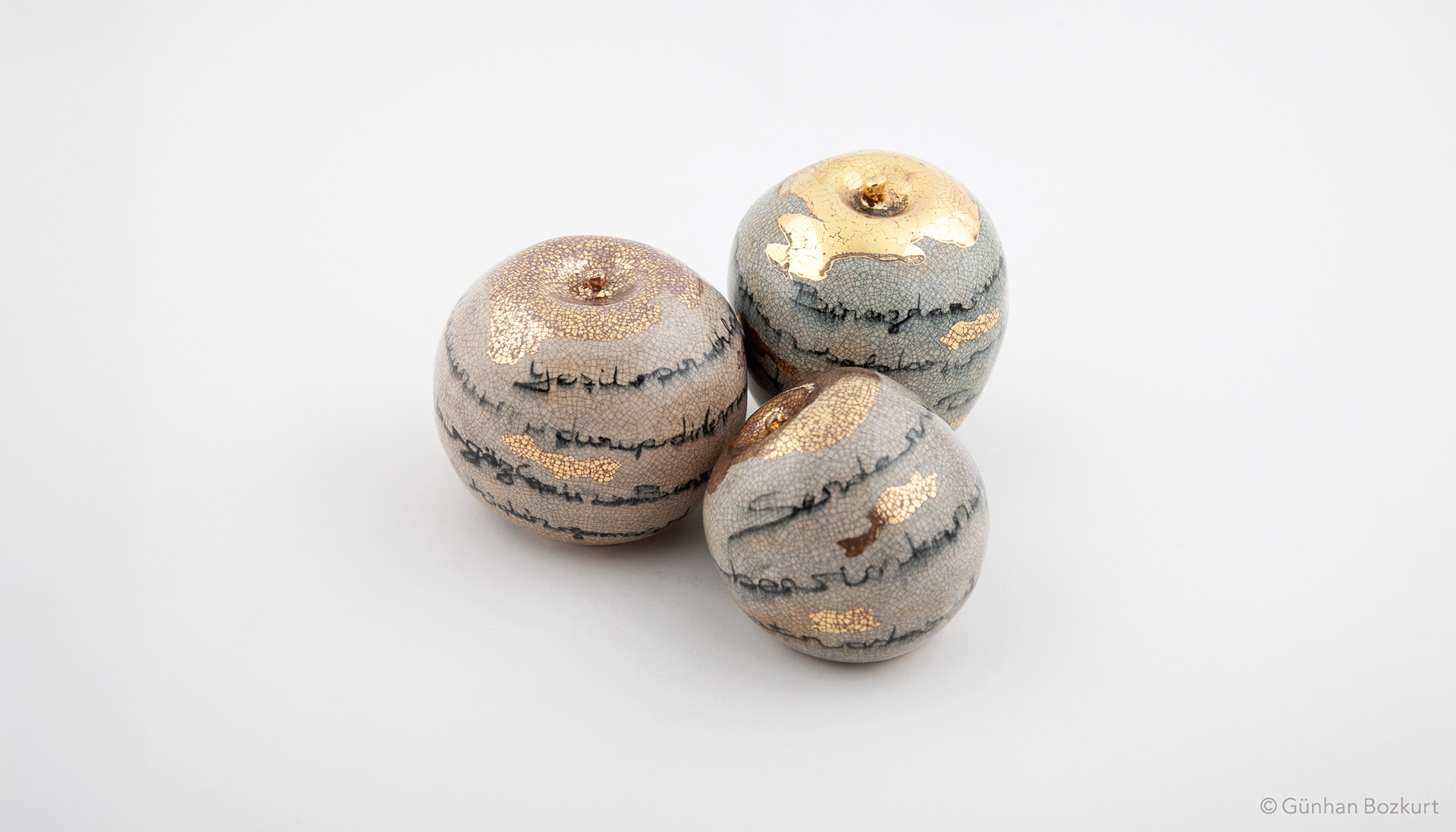 Nazim Apples / ceramic sculptures, each h. 5–8 cm