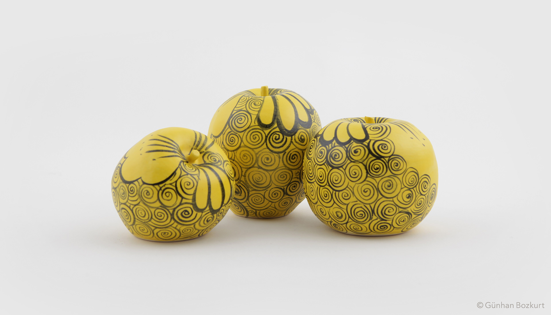 Apples / ceramic sculptures, each h. 5–8 cm