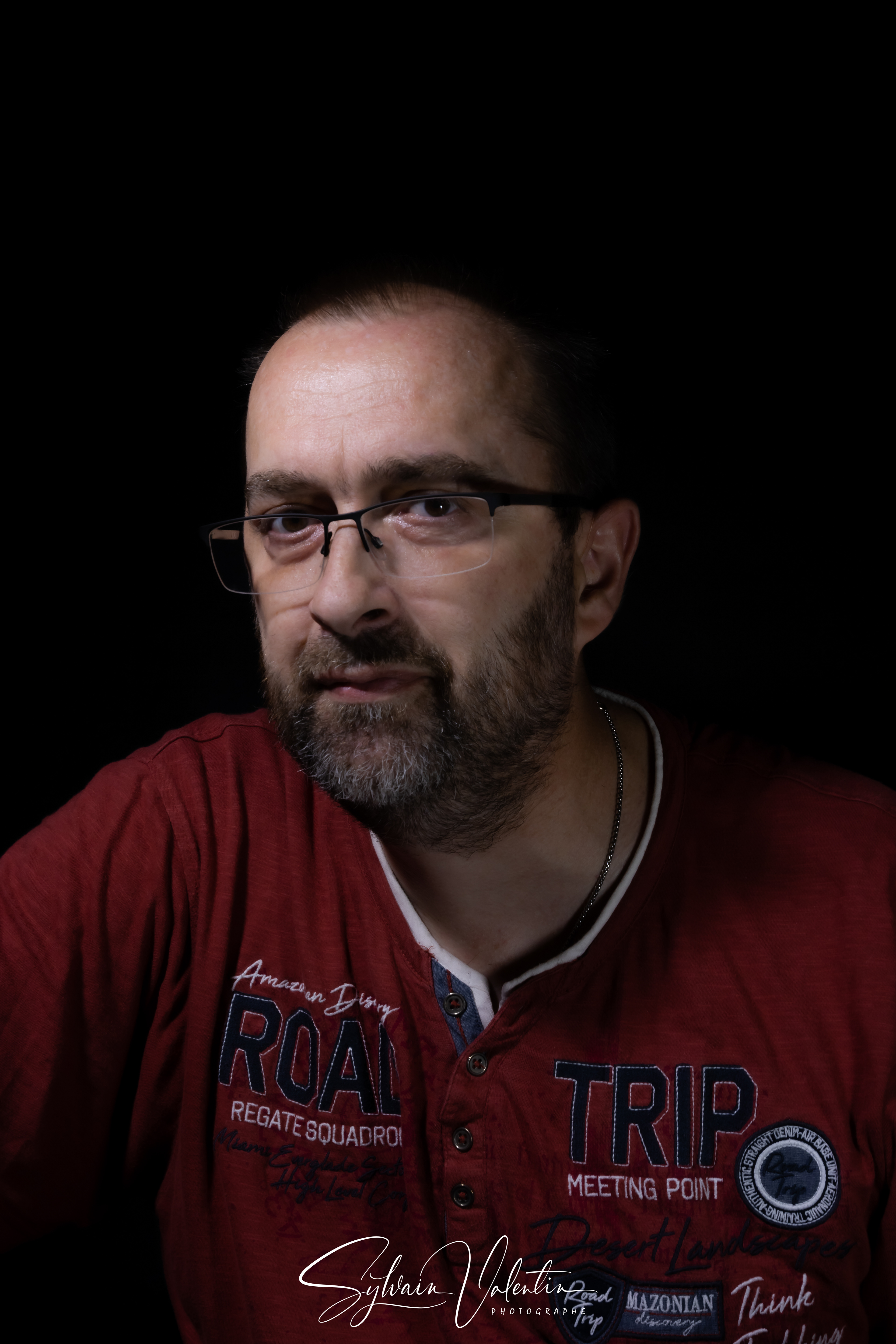 Sylvain Valentin, photographe à Mulhouse, depuis toujours! Passionné de photographie, j’ai toujours eu une vraie fascination à saisir des instants de vie, pour faire apparaître et figer pour l’éternité tant d’émotions, de beauté et de lumière. A l’âge de 16 ans, suite à un passionnant stage de Microtechnique chez M. Detailleur, réparateur d’appareils photos près de mon domicile, je me suis procuré un appareil photo boîtier reflex (argentique) MINOLTA avec un objectif 70-210mm TOKINA. J’ai alors immortalisé tous les grands événements de sport mécanique et les rallyes automobiles du Grand-Est et d’Allemagne pendant près de 15 ans. J’ai mêlé ma passion de la photo à celle des sports automobiles à grande vitesse - parfois dans des situations extrêmes! Dans les années 2000, je suis passé aux appareils reflex numériques, avec toujours la même passion pour les prises de vue originales et créatives. Sylvain Valentin, photographe multi-talents J’ai développé et intensifié mes activités de photographe à partir de 2017, en m’initiant aux différents domaines techniques associés à cet art, pour toujours en apprendre davantage. Devenu photographe professionnel, je me suis définitivement établi à Mulhouse. Désormais, paysages, portraits, macro-photos, photographies animalières, clichés en Noir et Blanc, photographies en pauses longues… complètent mes pratiques de prises de vue et mes archives. C’est avec un immense plaisir que je partage et mets en valeur une grande partie de mon travail ici, avec vous. En tant que photographe, partager ces émotions-là avec le public est un vrai plaisir!