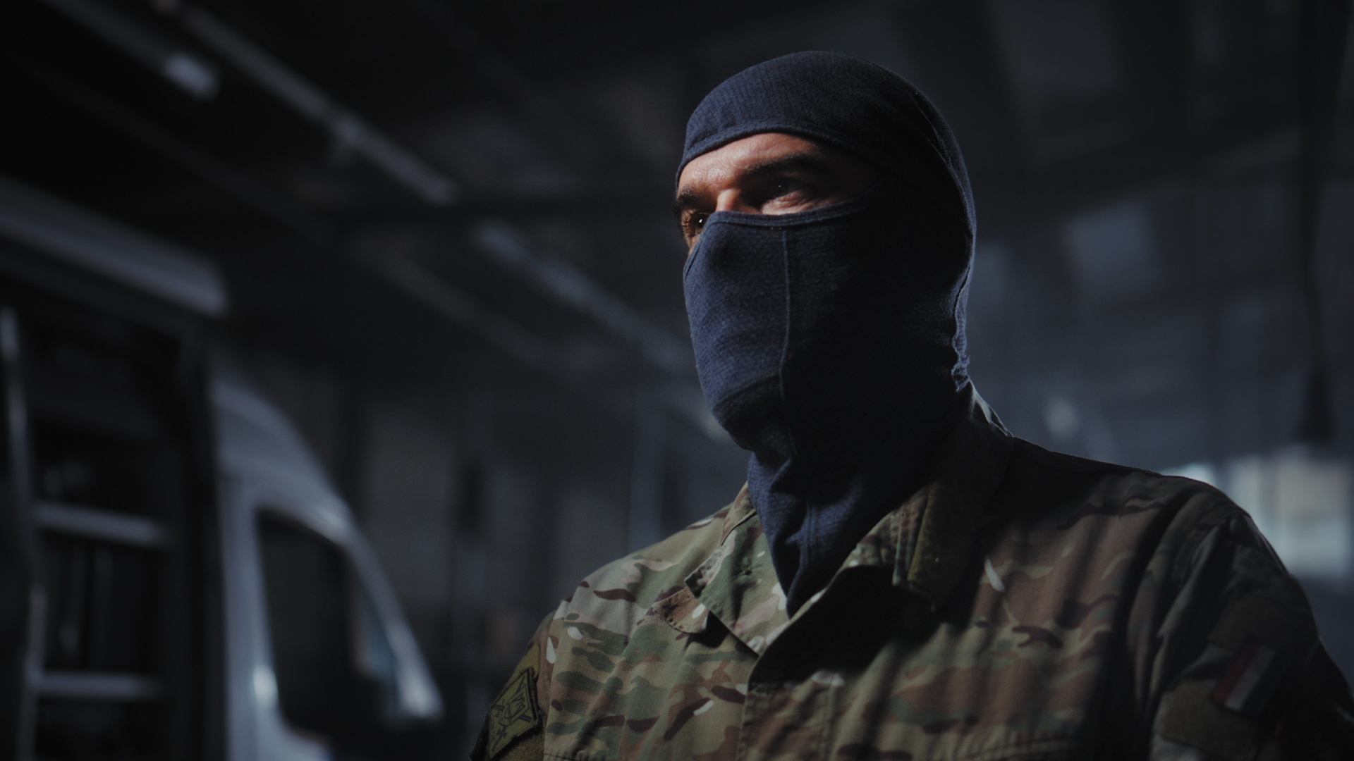 Dit is maarten, hij hielp bij de gijzeling van de Apple store applestore in Amsterdam met het onschadelijk maken van de bomgordel. hij is werkzaam bij de EODD. ook deze still komt uit de campagne die we voor defensie hebben gemaakt, impact. Vastgelegd door Olaf Tijhuis. DOP en Video Editor uit Rotterdam.