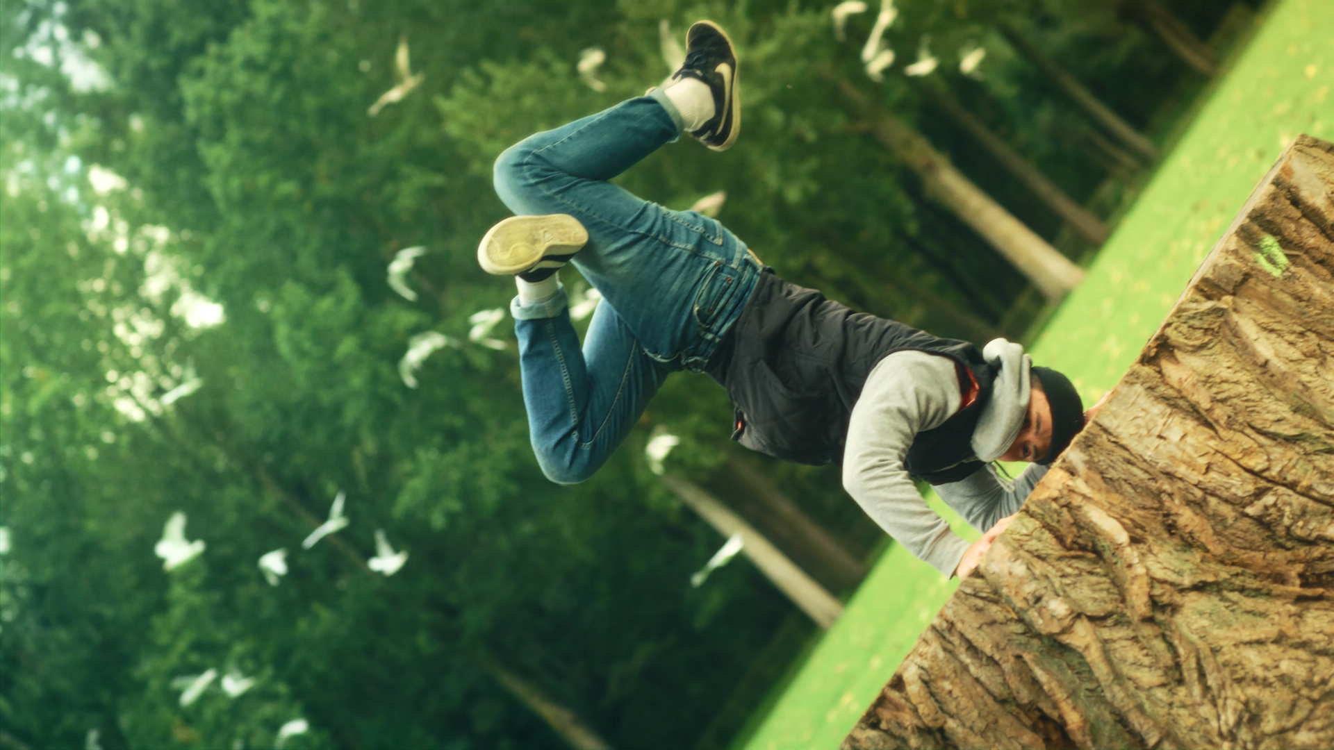 een still van een breakdancer in het park. uit het project van de gemeente rotterdam voor hun employer branding film. Vastgelegd door Olaf Tijhuis. DOP en Video Editor uit Rotterdam.