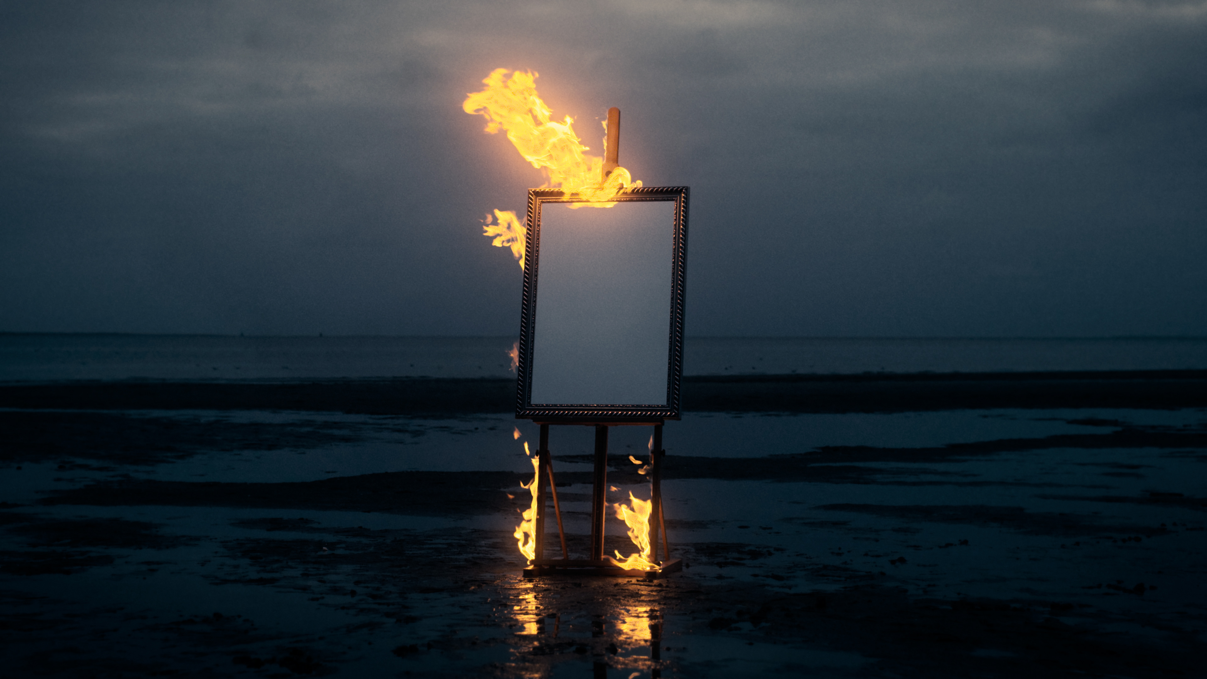 Spiegel in de gik op het strand in Rockanje voor de videoclip van Winne. Vastgelegd door Olaf Tijhuis. DOP en Video Editor uit Rotterdam.