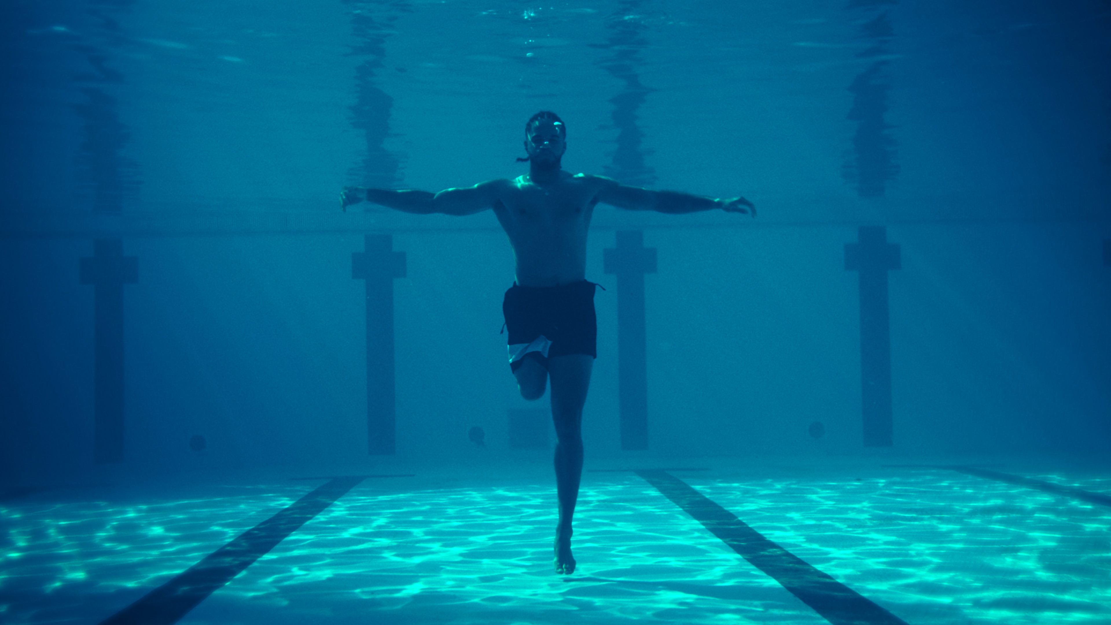 Sprinter Noah onderwater voor de HandicapNL commercial. Vastgelegd door Olaf Tijhuis. DOP en Video Editor uit Rotterdam.
