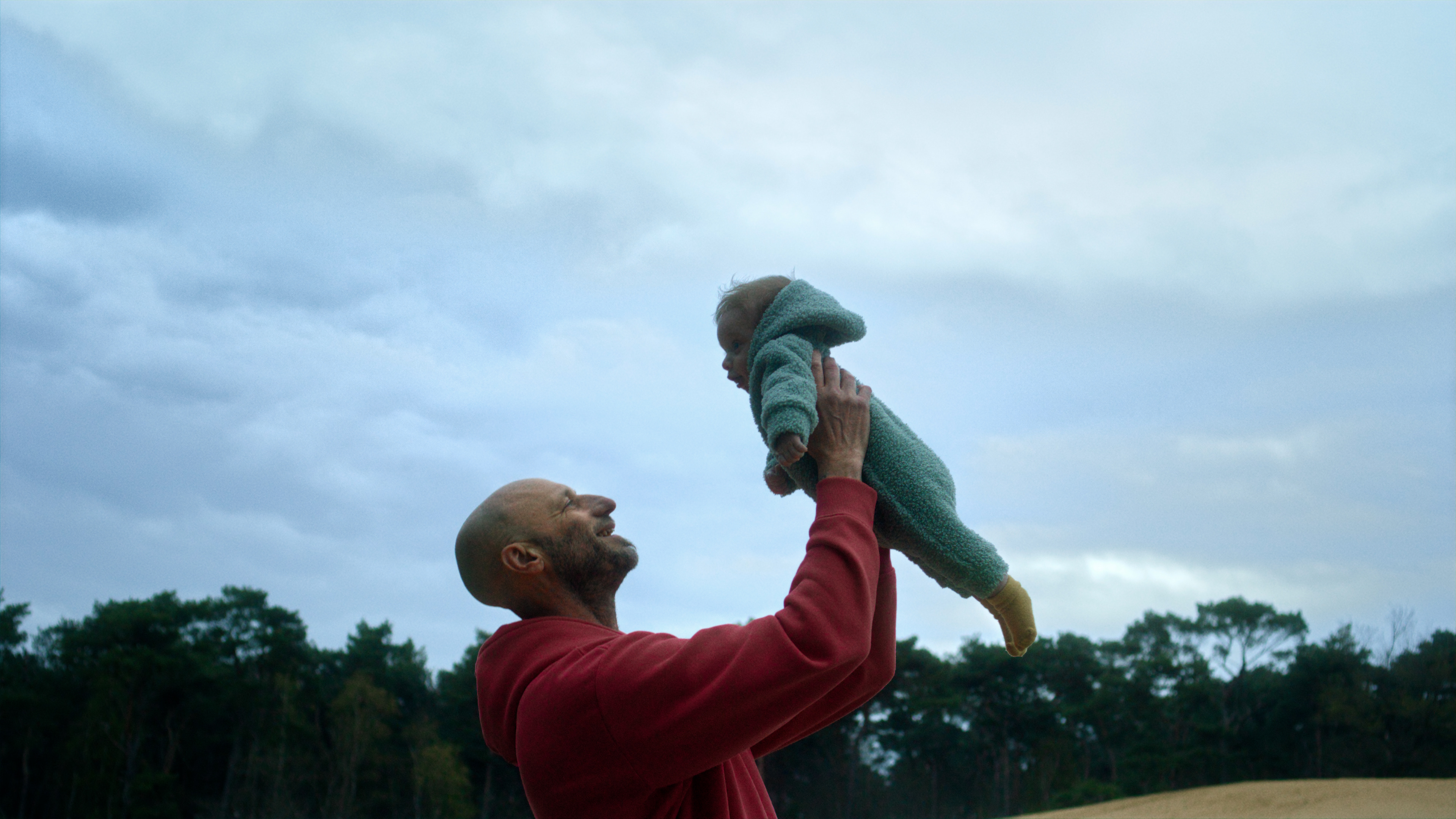 een still uit de commercial van puur rookvrij. Bob samen met zijn zoontje. Vastgelegd door Olaf Tijhuis. DOP en Video Editor uit Rotterdam.
