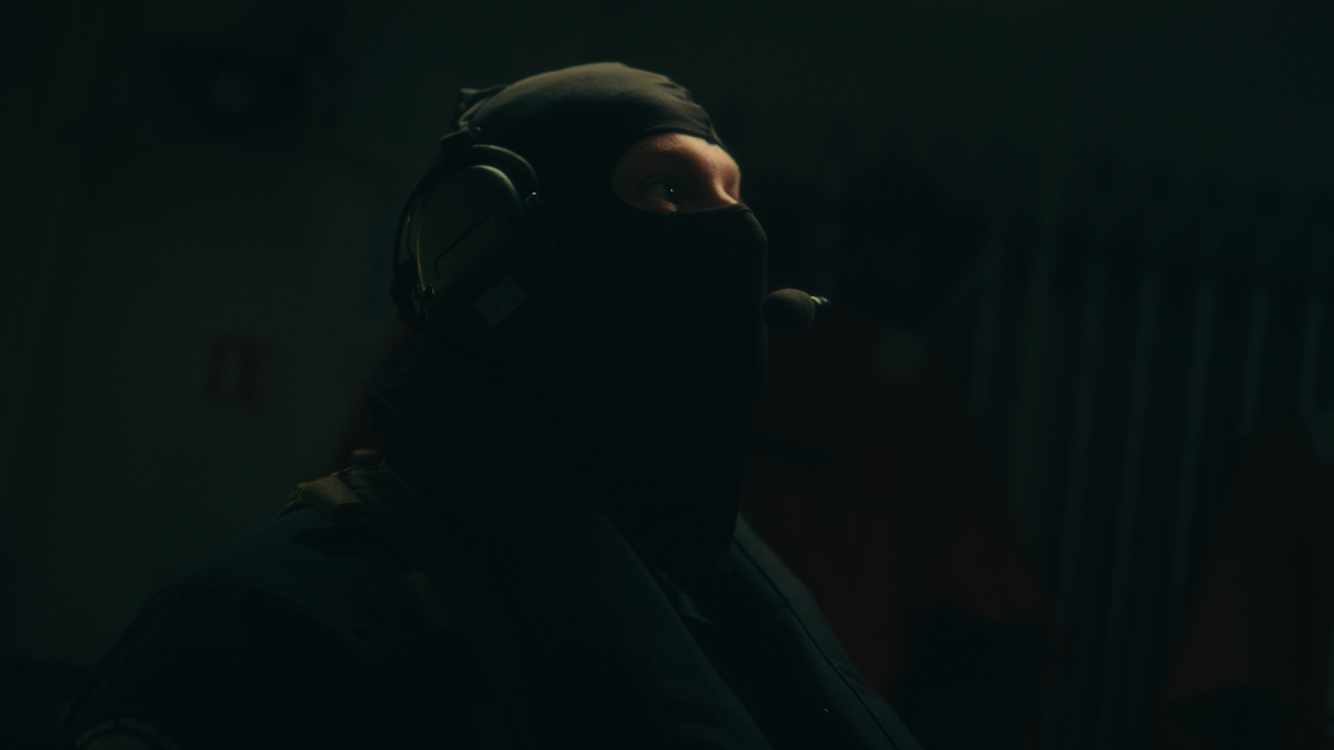Marinier Pim op de Zee mrs. Holland, schip van de Marine gestationeerd in Den Helder voor de serie Impact. Een documentaire reeks voor Defensie. Vastgelegd door Olaf Tijhuis. DOP en Video Editor uit Rotterdam.