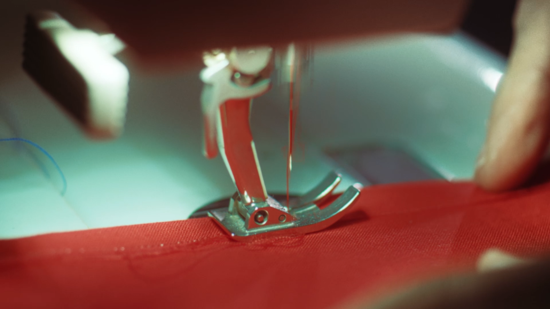 een stil van een naaimachine. uit het project dat we voor TOTO en Feyenoord hebben mogen maken. Vastgelegd door Olaf Tijhuis. DOP en Video Editor uit Rotterdam.