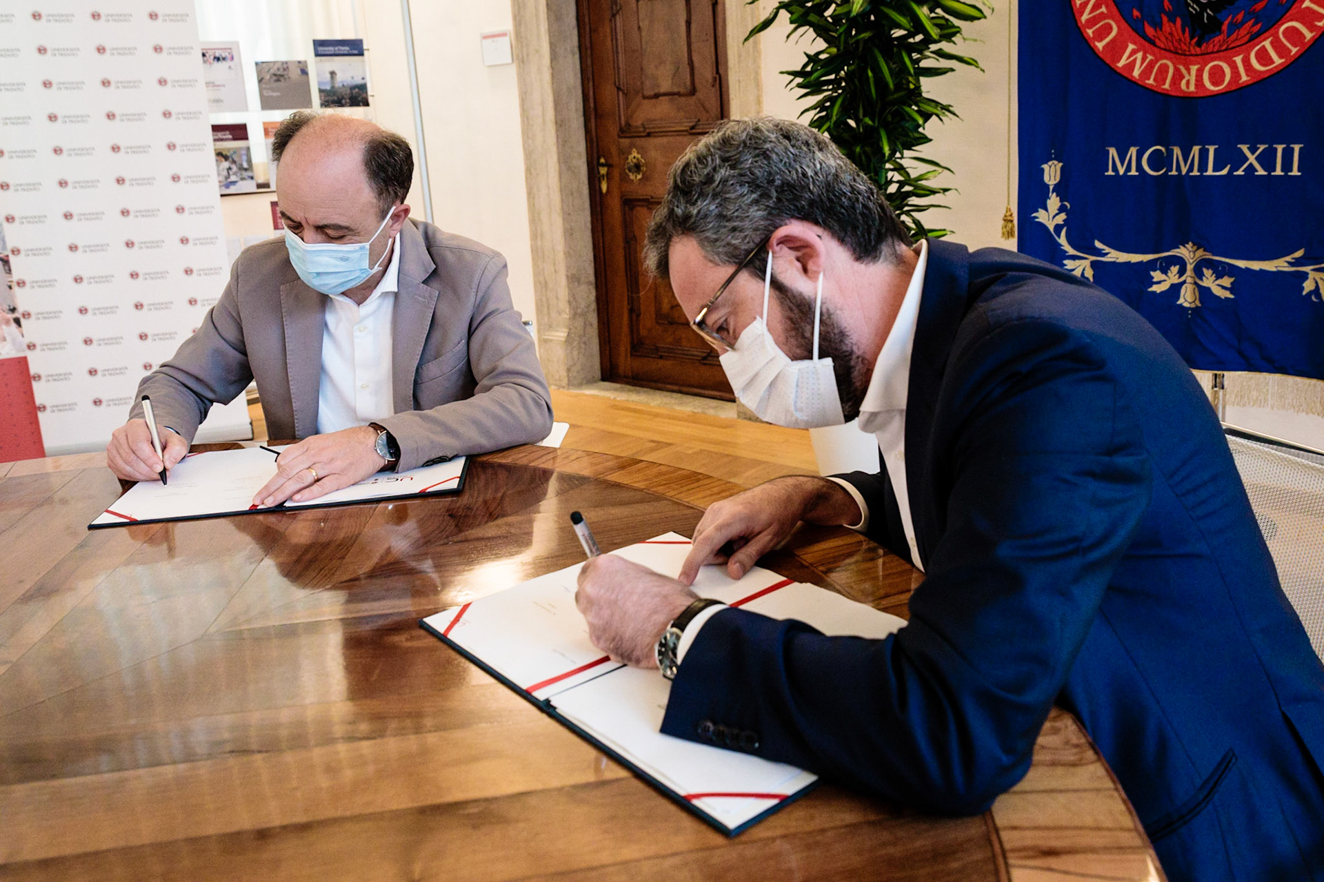 Università di Trento, Rettorato, martedì 11 maggio ore 11.30. Firma del protocollo UniCittà. Rettore Flavio Deflorian e sindaco Franco Ianeselli. Il momento della firma.