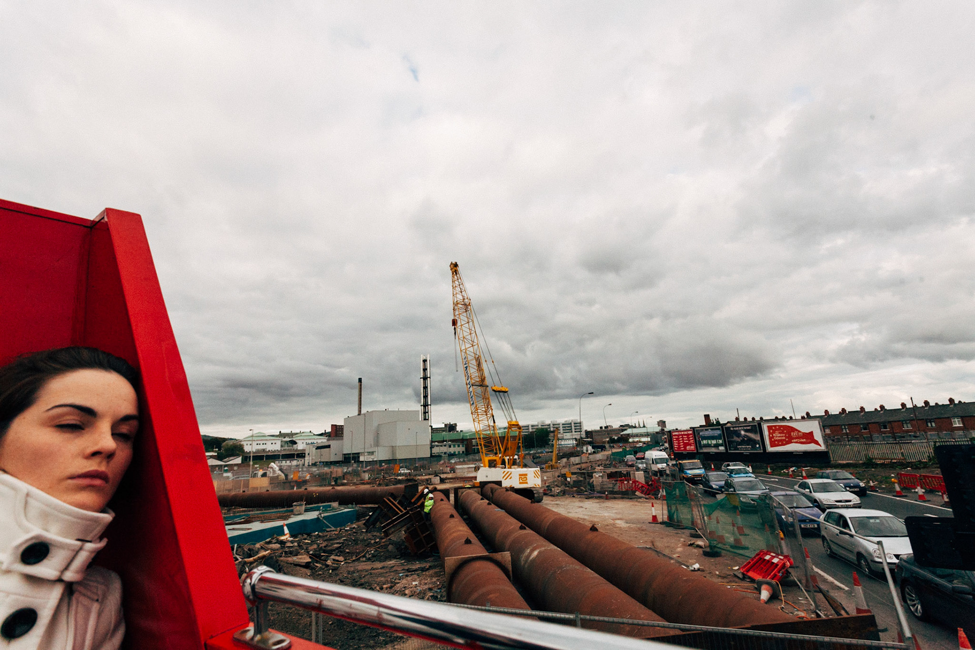 The Belfast City Tour. L'autobus turistico scoperto attraversa la città, mostrando ai turisti i luoghi chiave della città, tra cui palazzi e alberghi oggetto continuo di attentati nelgi anni settant a e ottanta.