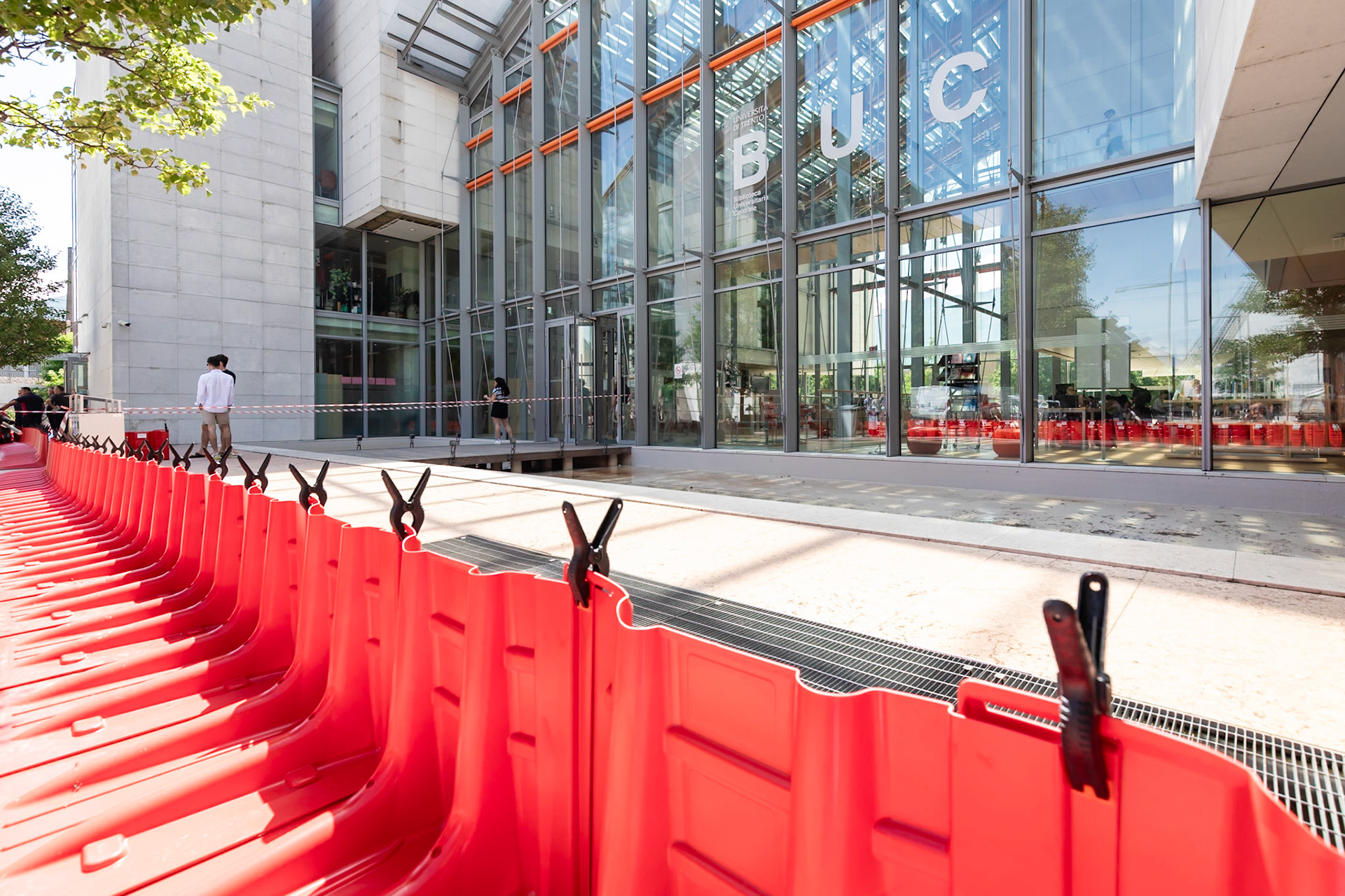 SIMULAZIONE DI ALLAGAMENTO ALLA BUCLunedì 10 giugno la prova di montaggio delle barriere rigide e gonfiabili a protezione della Biblioteca universitaria centrale nel quartiere le Albere