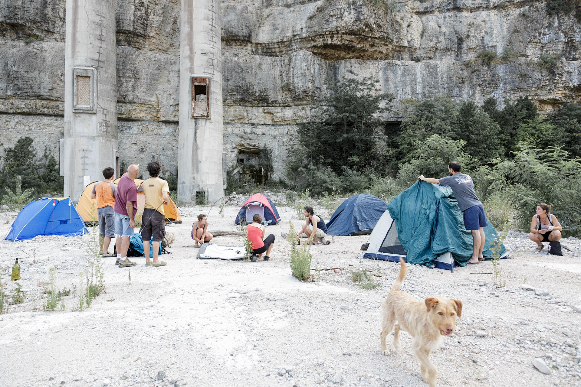 Clinker Motel, 2015-2016. Museo Wunderkammer ha "organizzato" un pic-nic, un laboratorio di cottura del raku, un campo base con l'apertura di una "via", un'installazione musicale. Il centro sociale Bruno ha riaperto la palazzina murata alcuni anni prima.