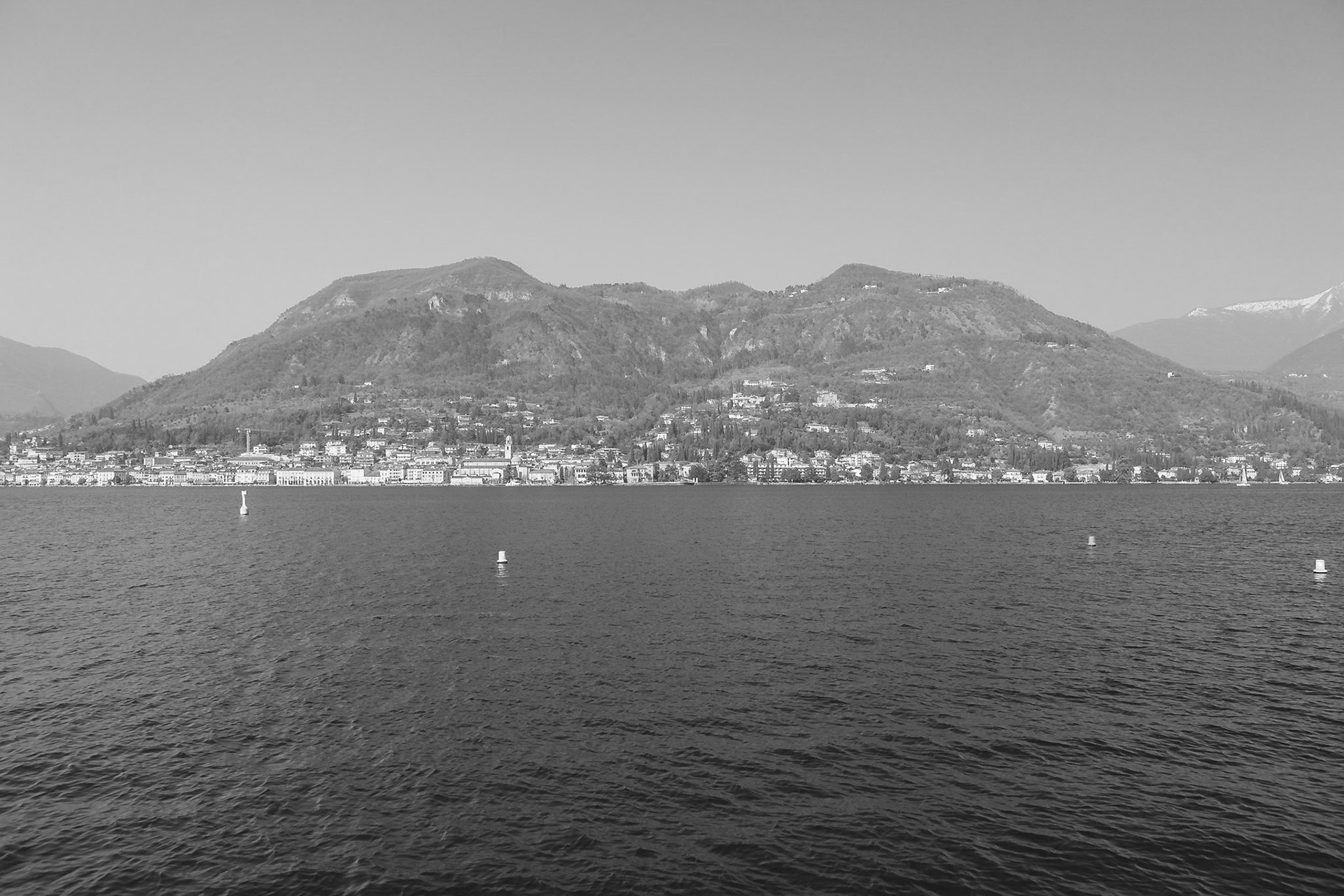 Il lago di carta