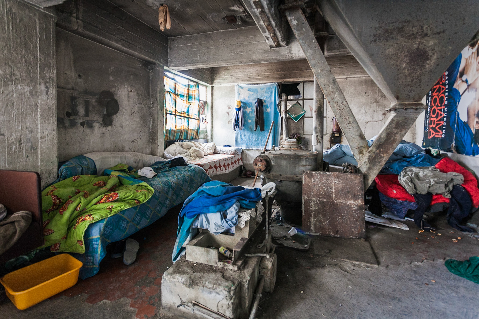 Clinker Motel, 2010. Alcune abitazioni e oggetti di uso comune.