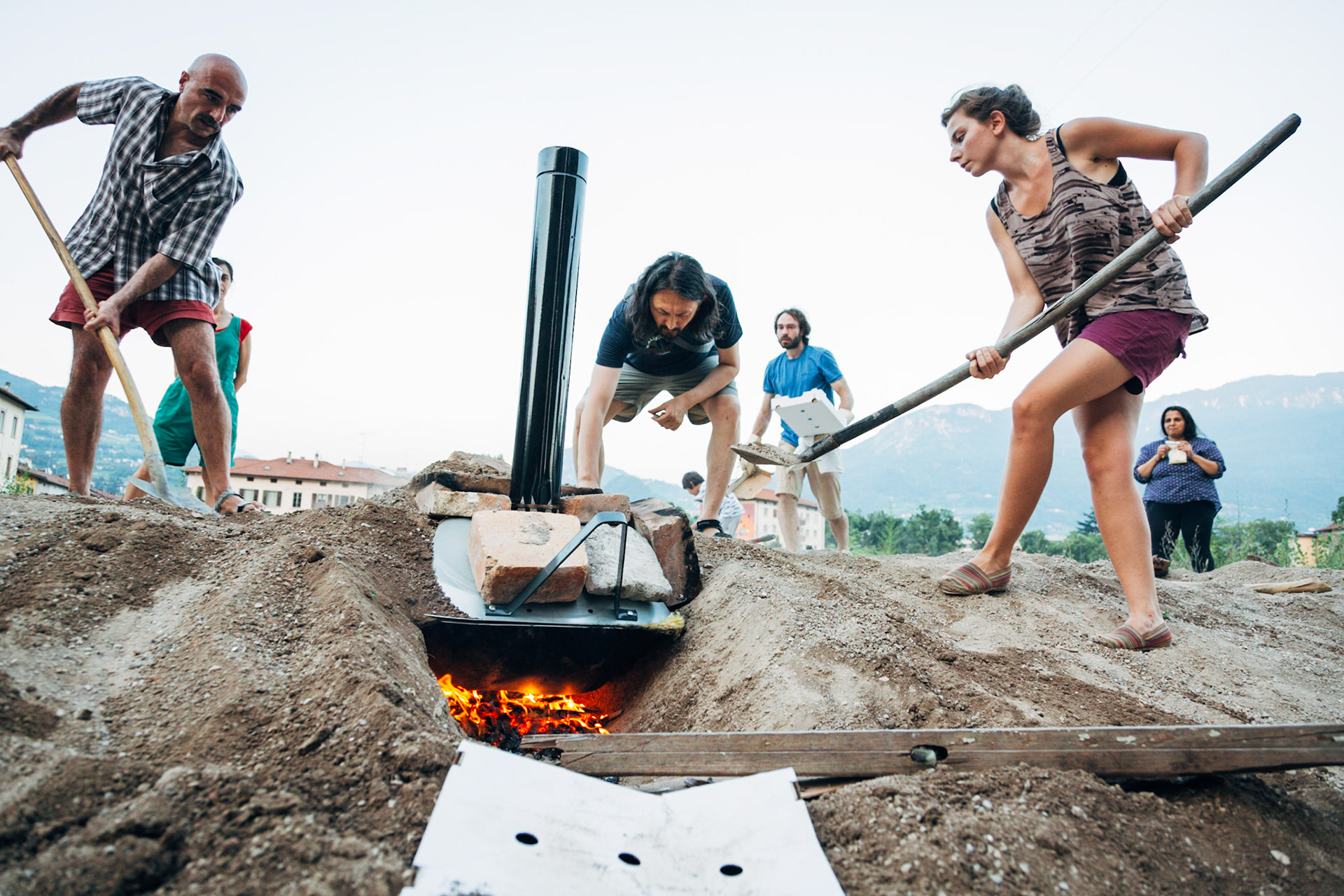 Clinker Motel, 2015-2016. Museo Wunderkammer ha "organizzato" un pic-nic, un laboratorio di cottura del raku, un campo base con l'apertura di una "via", un'installazione musicale. Il centro sociale Bruno ha riaperto la palazzina murata alcuni anni prima.