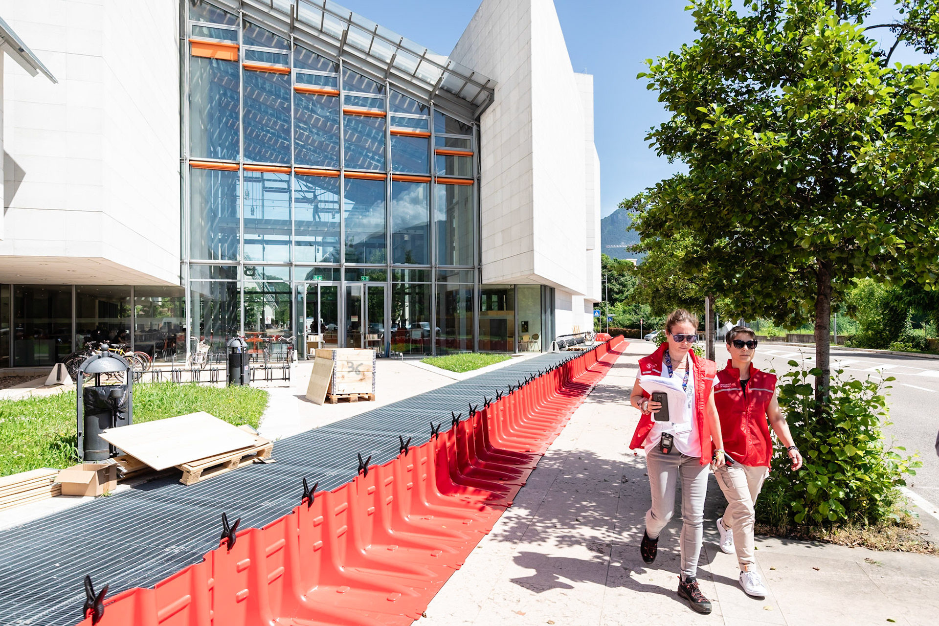 SIMULAZIONE DI ALLAGAMENTO ALLA BUCLunedì 10 giugno la prova di montaggio delle barriere rigide e gonfiabili a protezione della Biblioteca universitaria centrale nel quartiere le Albere