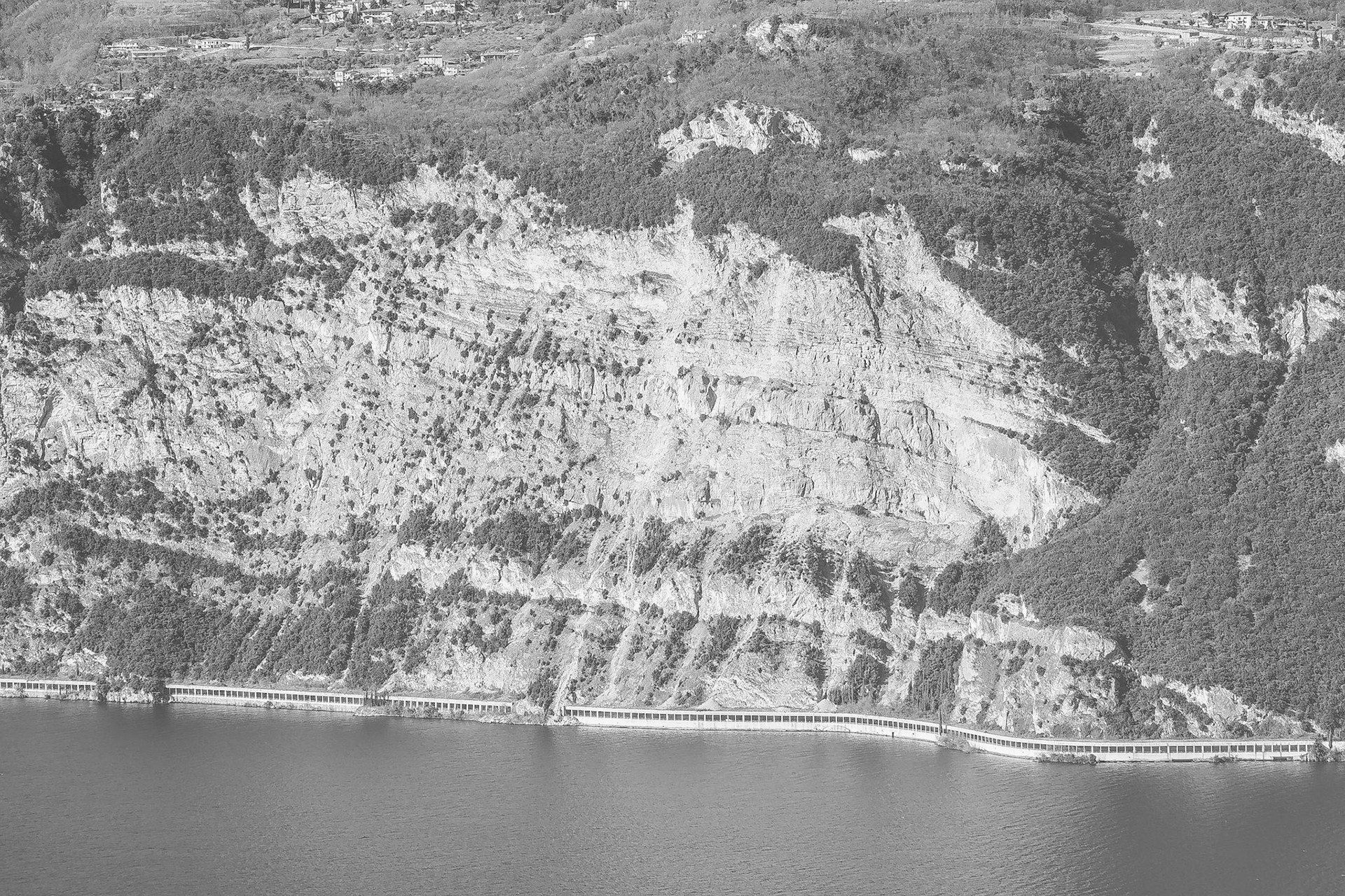 Il lago di carta