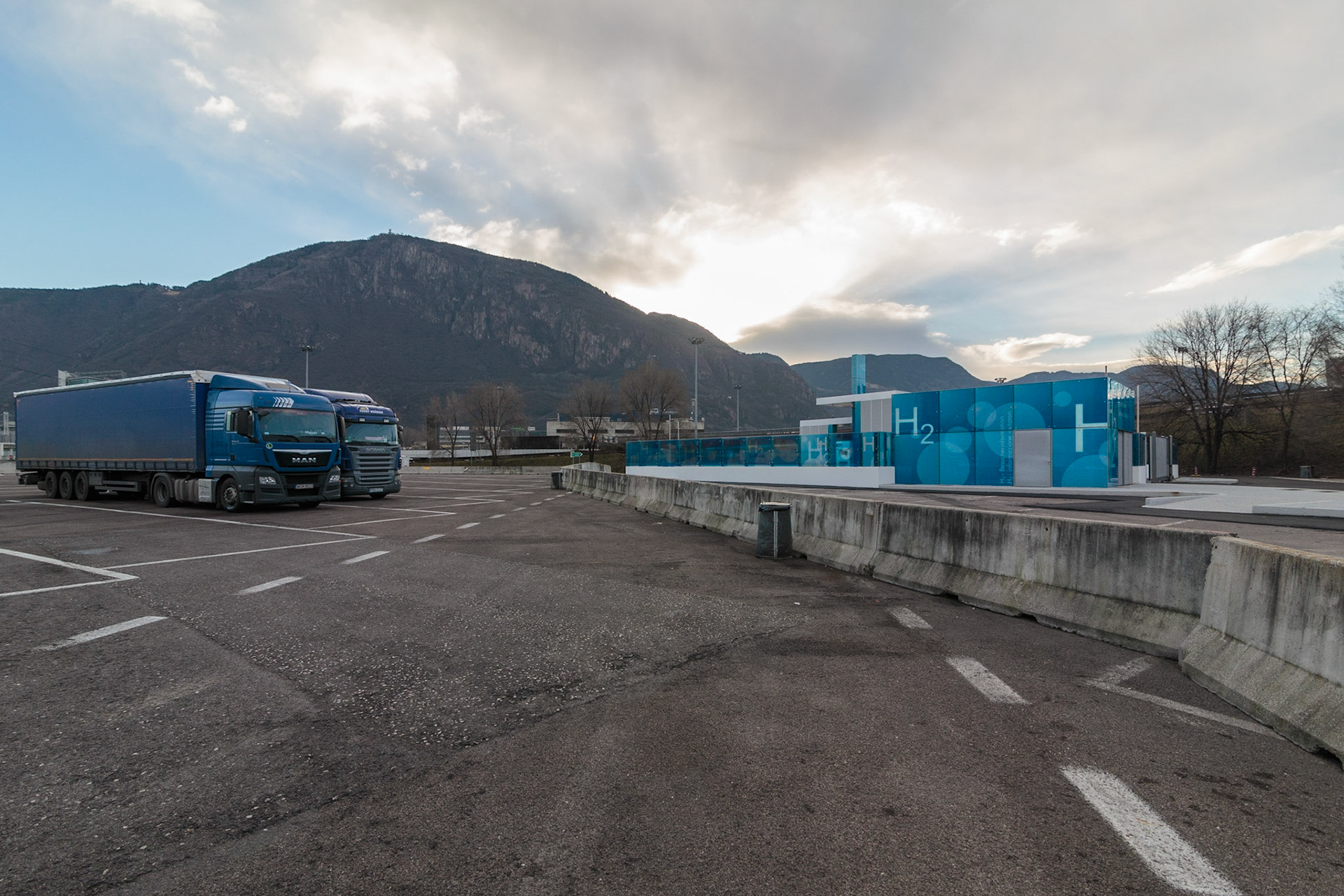 A Nord di Trento A Sud di Bolzano, stazione di rifornimento dell'idrogeno, Bolzano Sud.