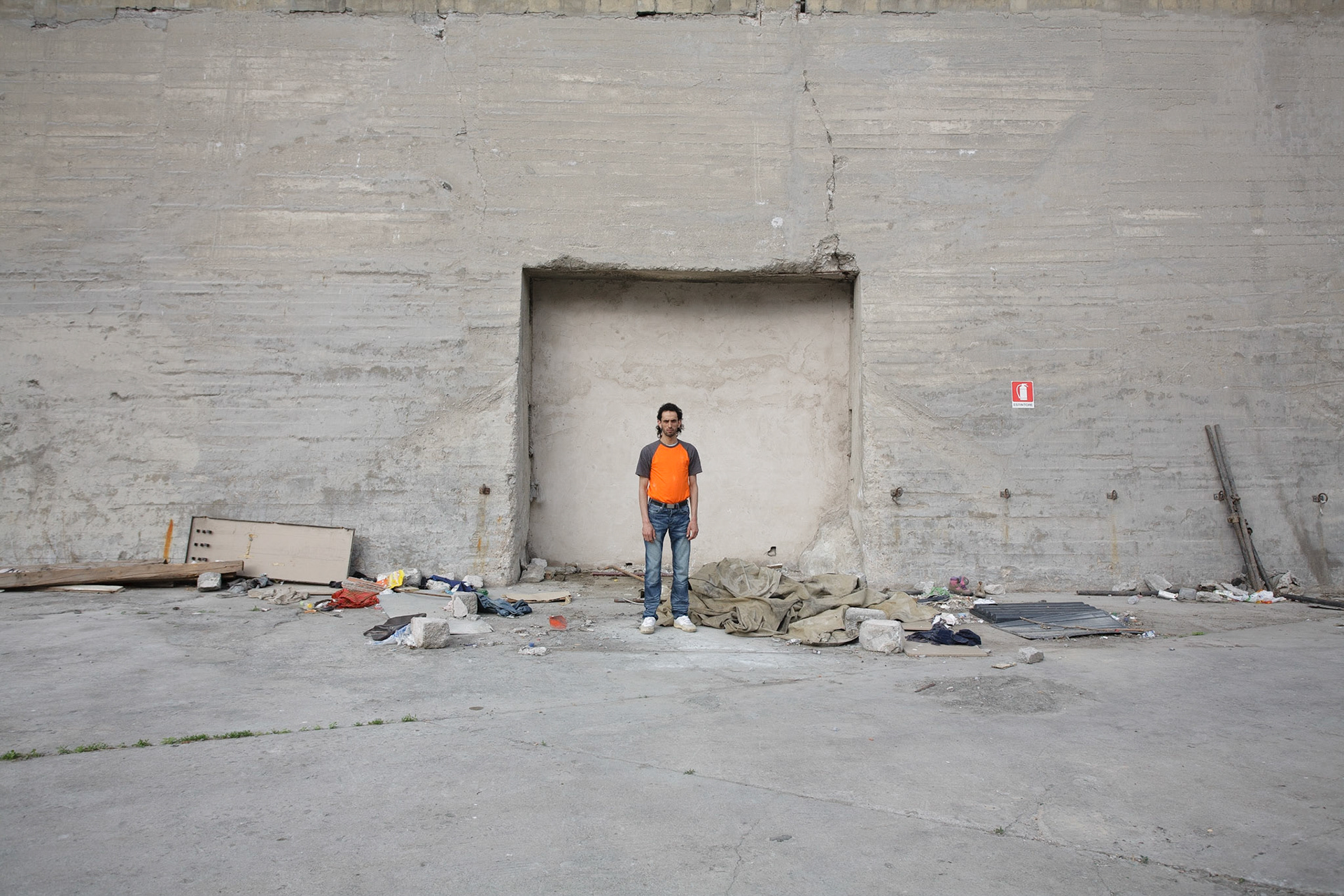 Clinker Motel, 2010. Jamil Ahmad (27 anni, pakistano). Lavorava in ristorante ma non riuscendo a trovare casa, dormiva in un container che si trovava in questo punto del piazzale esterno dell'ex-Italcementi. Nel 2010, vivevano all'interno della fabbrica oltre 100 persone,, tra cui famiglie con bambini.