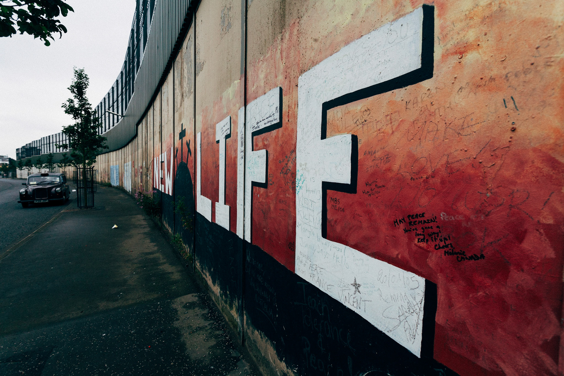 The Belfast City Tour. Lungo la Peace Line che divide Shankill Road, protestante, da Falls Road, cattolica. Le due vie partono parallele dal centro città verso la periferia e sono separate da una lunga peace line, lungo la quale si trovano i varchi per passsare da una parte all'altra della città.