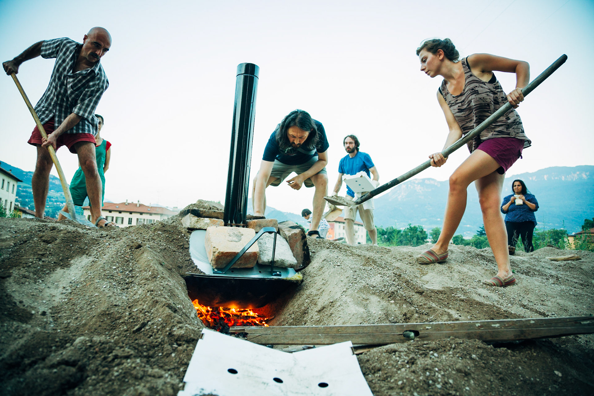 Clinker Motel, 2015-2016. Museo Wunderkammer ha "organizzato" un pic-nic, un laboratorio di cottura del raku, un campo base con l'apertura di una "via", un'installazione musicale. Il centro sociale Bruno ha riaperto la palazzina murata alcuni anni prima.