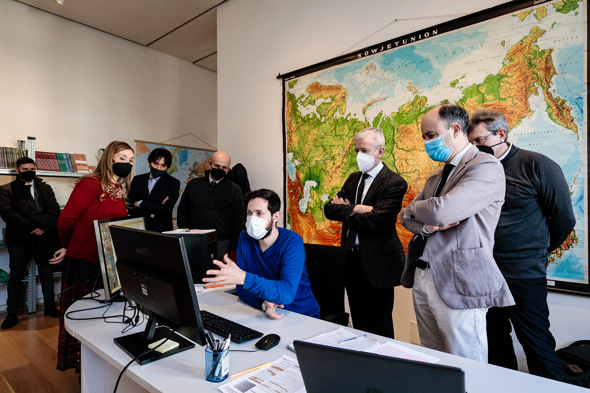 Giovedì 24 febbraio, ore 9.30, Palazzo Alberti-Poja, via Angelo Bettini 41 - Rovereto. Il Generale CA Giovanni Fungo in visita al GECO. Nelle foto, il Generale CA Giovanni Fungo, il Rettore Flavio Deflorian, la prof. Elena Dai Prà,  il Dir. di Dip. Marco Gozzi, Luogotenente Giangiuseppe Florio, Maggiore Enrico Messana, Nicola Gabellieri, Raffaele Pranzo, Aurora Rapisarda, Angelo Besana.Raffaele Pranzo mostra il progetto sulla cartografia della pandemia.