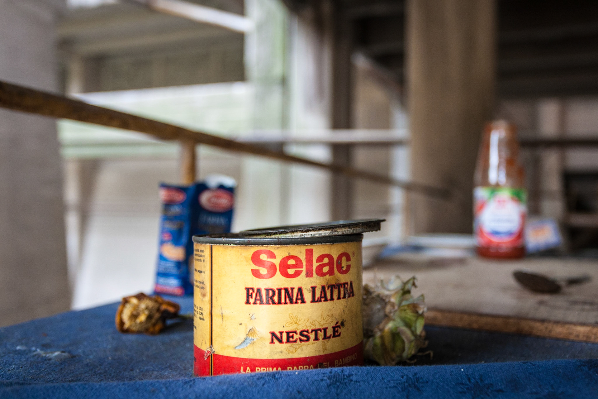 Clinker Motel, 2010. Alcune abitazioni e oggetti di uso comune.