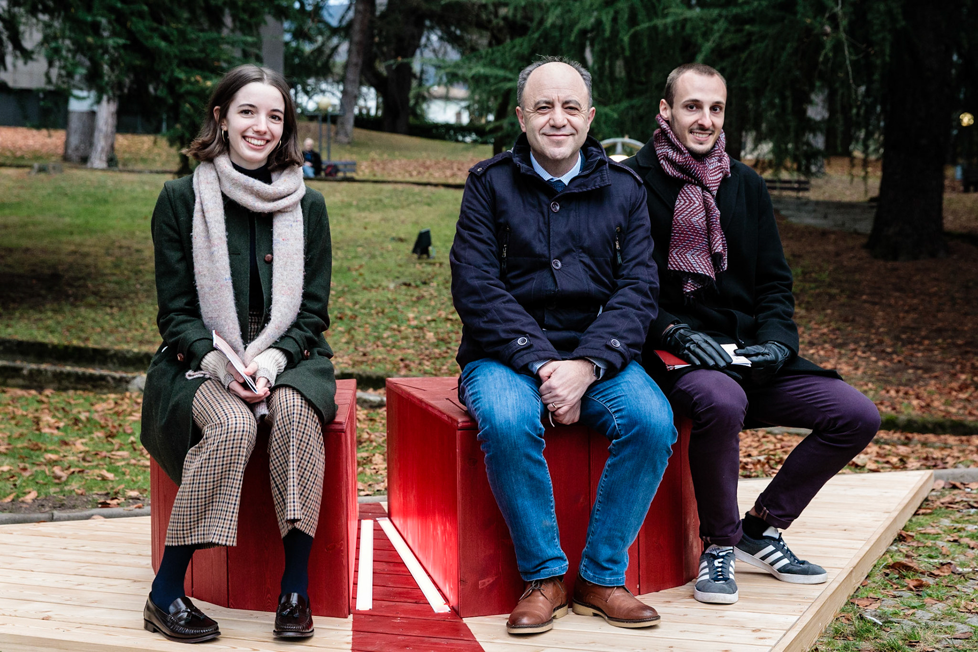 1 dicembre 2021. Povo e Mesiano. Fuori dall'Ombra Inaugurazione di due panchine rosse, simbolo di riflessione sul fenomeno della violenza di genere. 1 dicembre 2021. Povo e Mesiano. Fuori dall'Ombra Inaugurazione di due panchine rosse, simbolo di riflessione sul fenomeno della violenza di genere. Benedetta Aliprandi e Matteo Omilli con il rettore Flavio Deflorian.