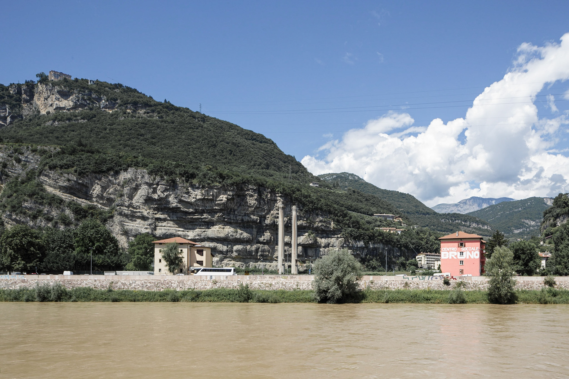 Clinker Motel, 2020. L'area è destianta a parcheggio.
