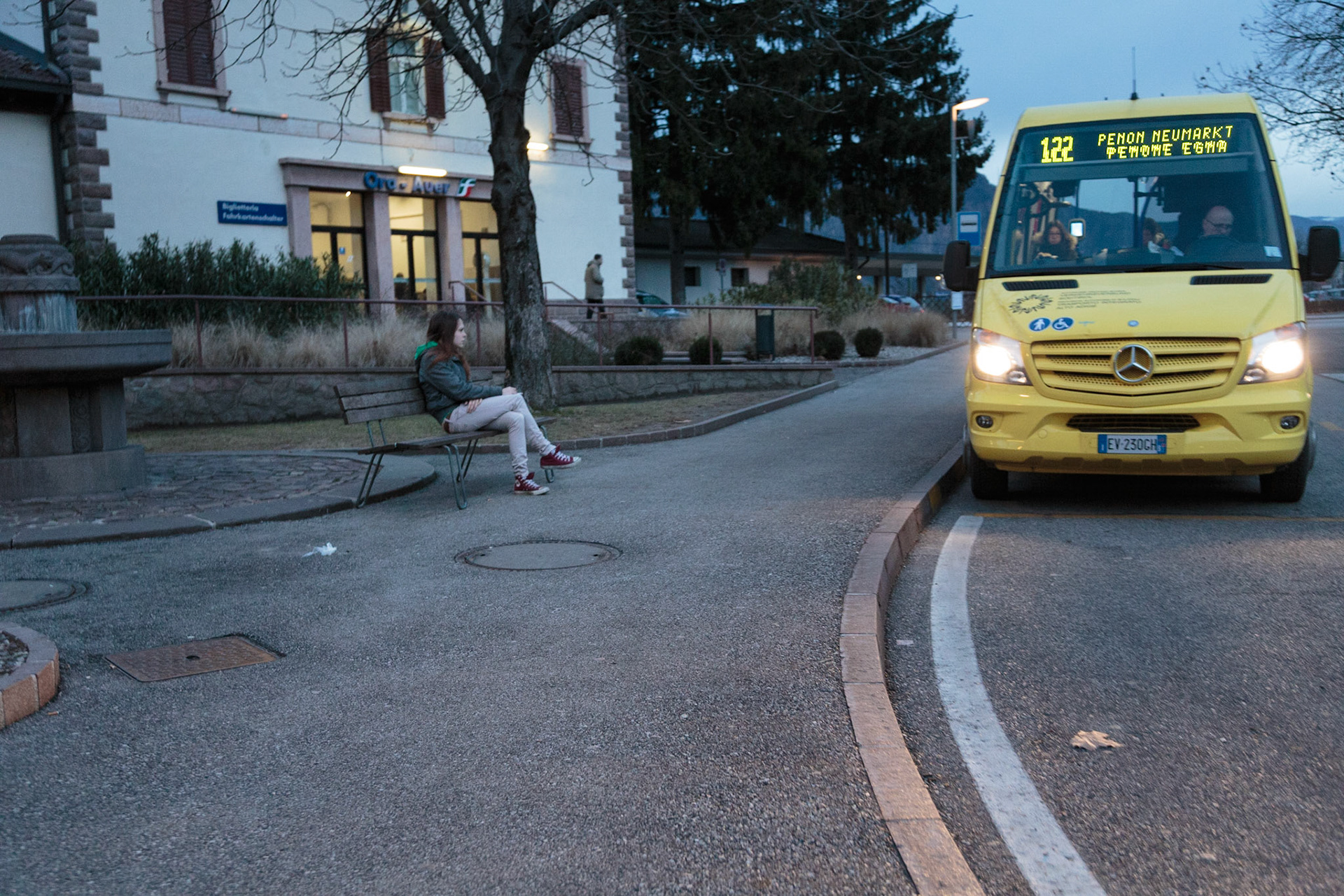 A Nord di Trento A Sud di Bolzano, pendolari, stazione di Ora, mattino presto.