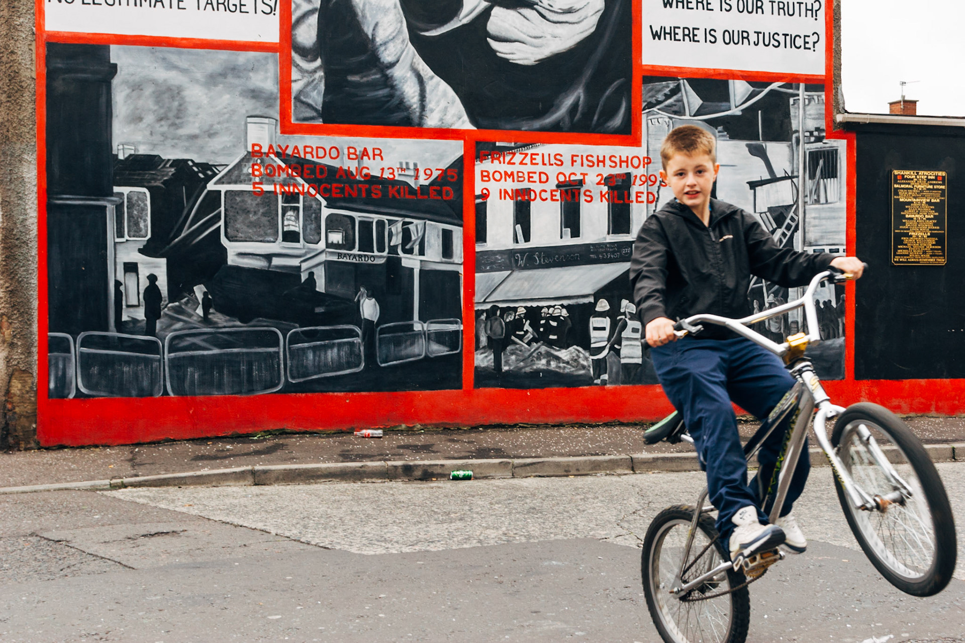 The Belfast City Tour. Un ragazzino difronte a un murale che ricorda una strage.