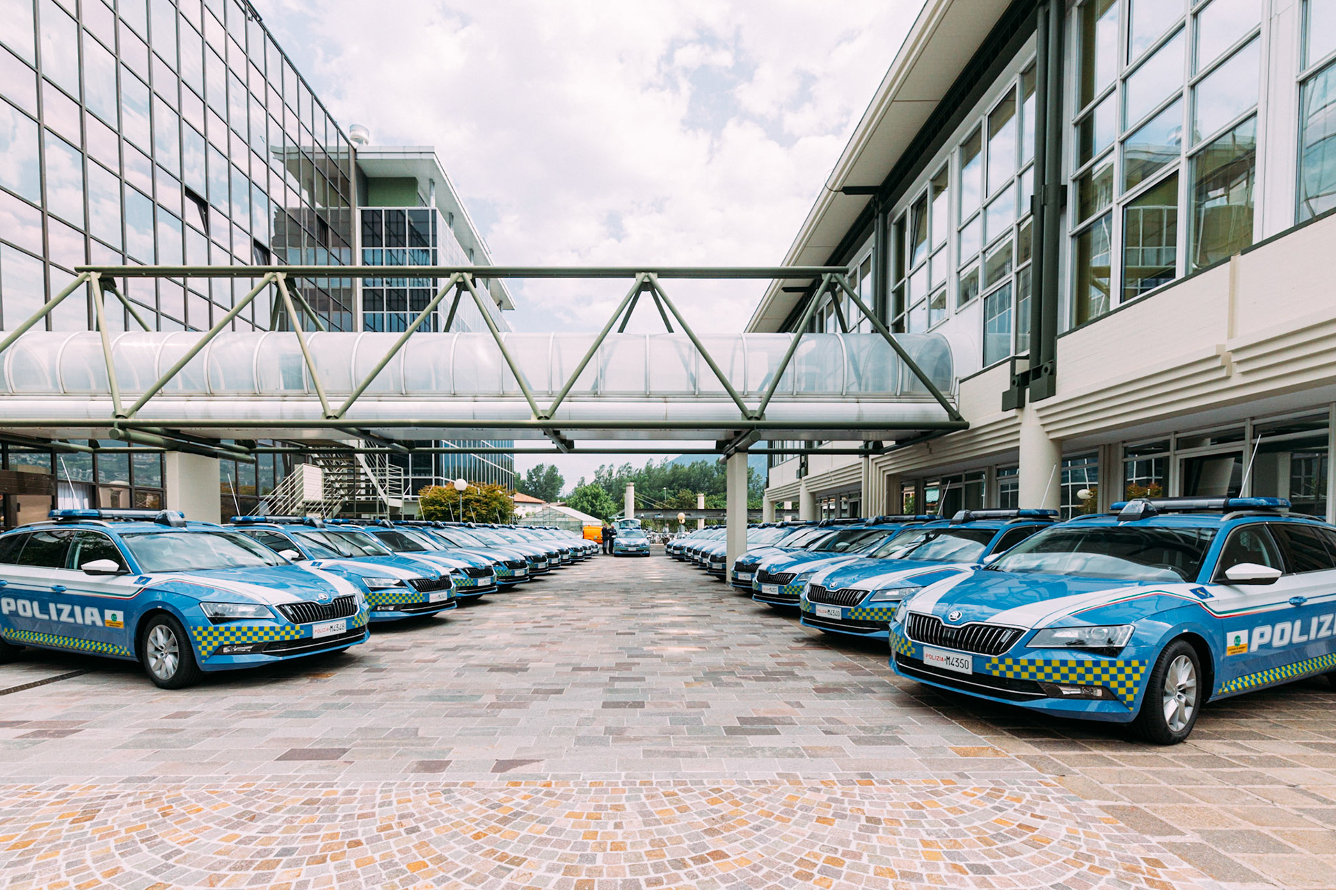 6 giugno 2019, consegna auto polizia stradale.