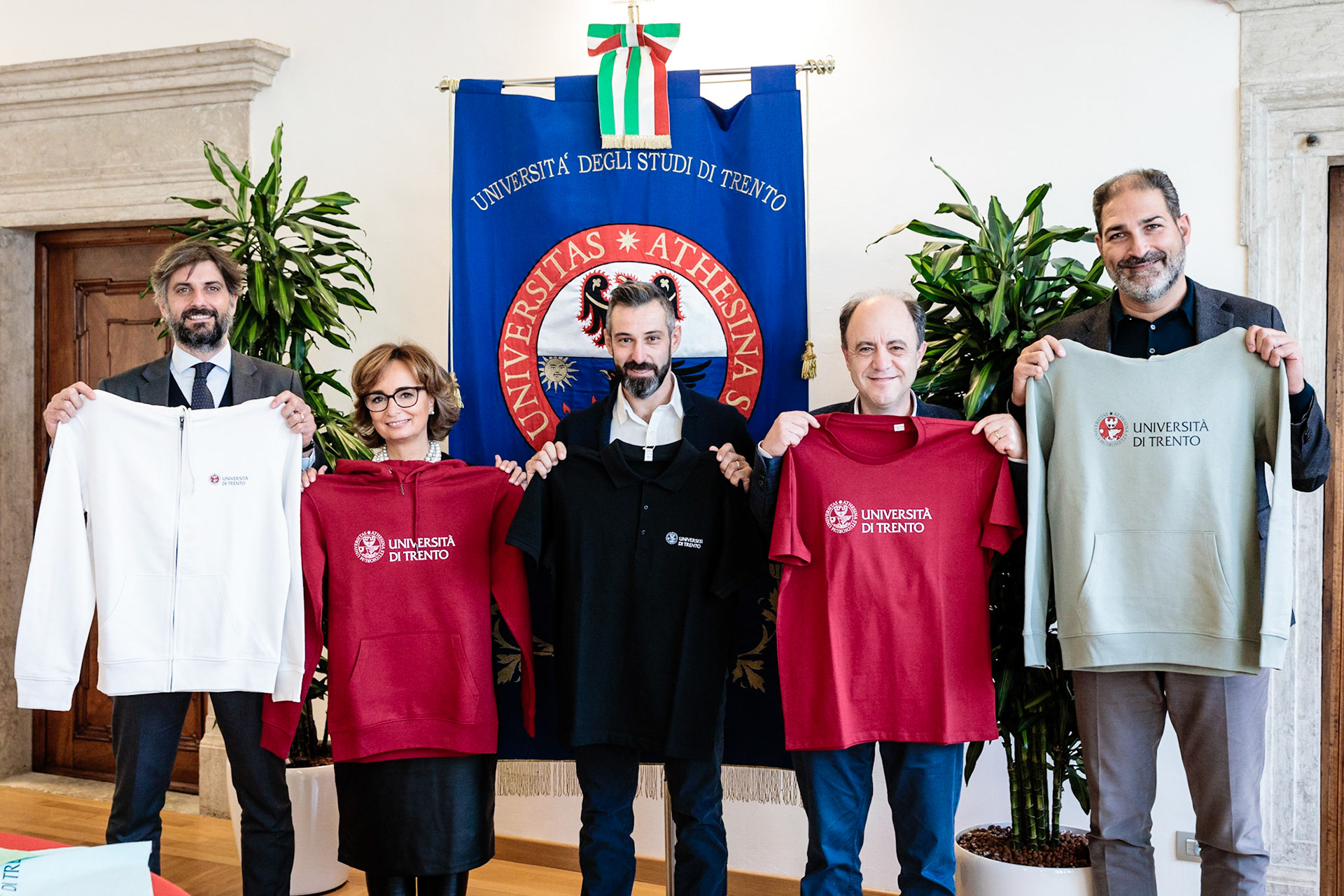Conferenza stampa Merchandising Unitn, 11 novembre 2021, Rettorato. Da sinistra, Marco Dorigatti, Alessandra Montresor, Alessandro Bisesti, Flavio Deflorian, Alex Pellacani.