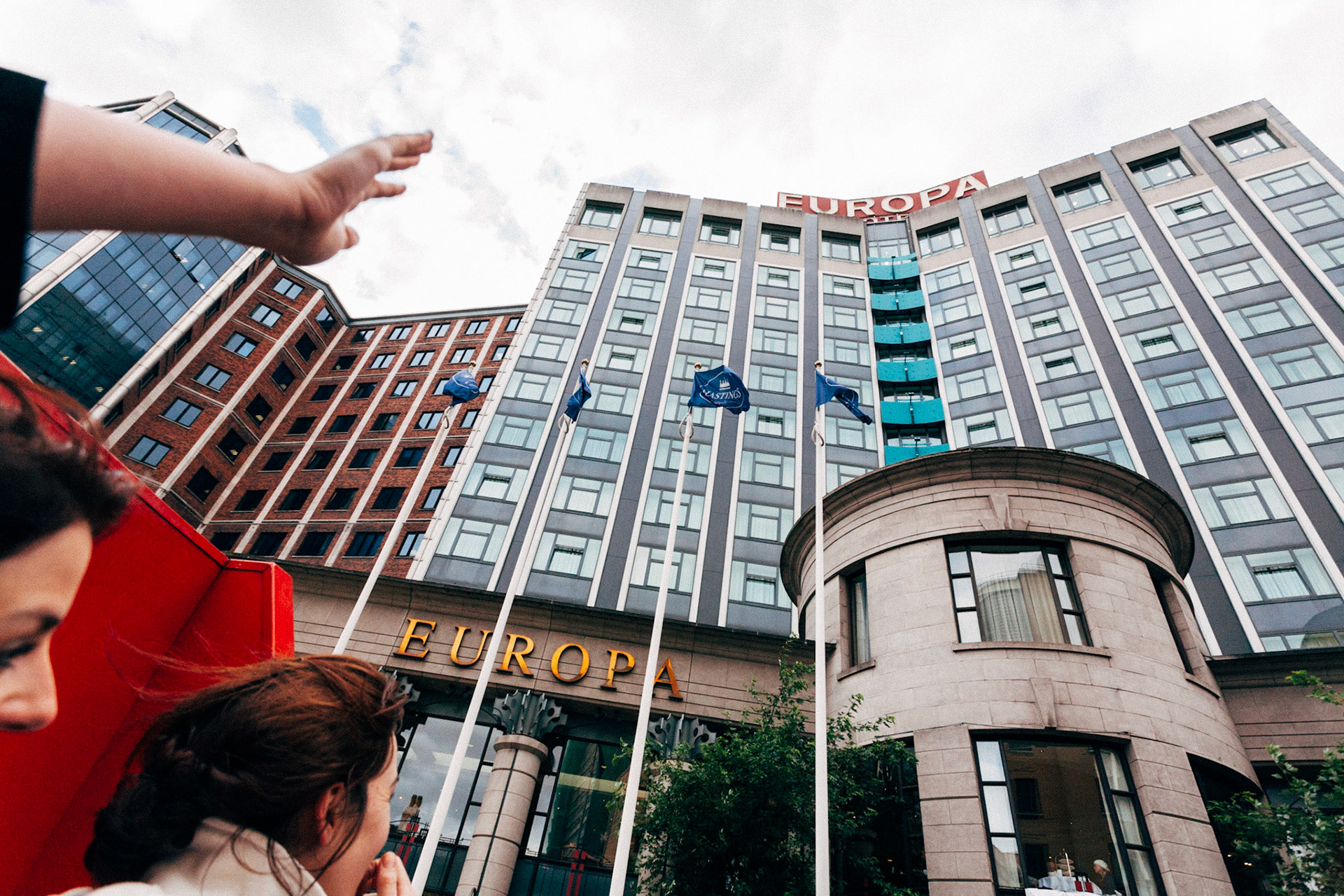 The Belfast City Tour. L'autobus turistico scoperto attraversa la città, mostrando ai turisti i luoghi chiave della città, tra cui palazzi e alberghi oggetto continuo di attentati nelgi anni settant a e ottanta.