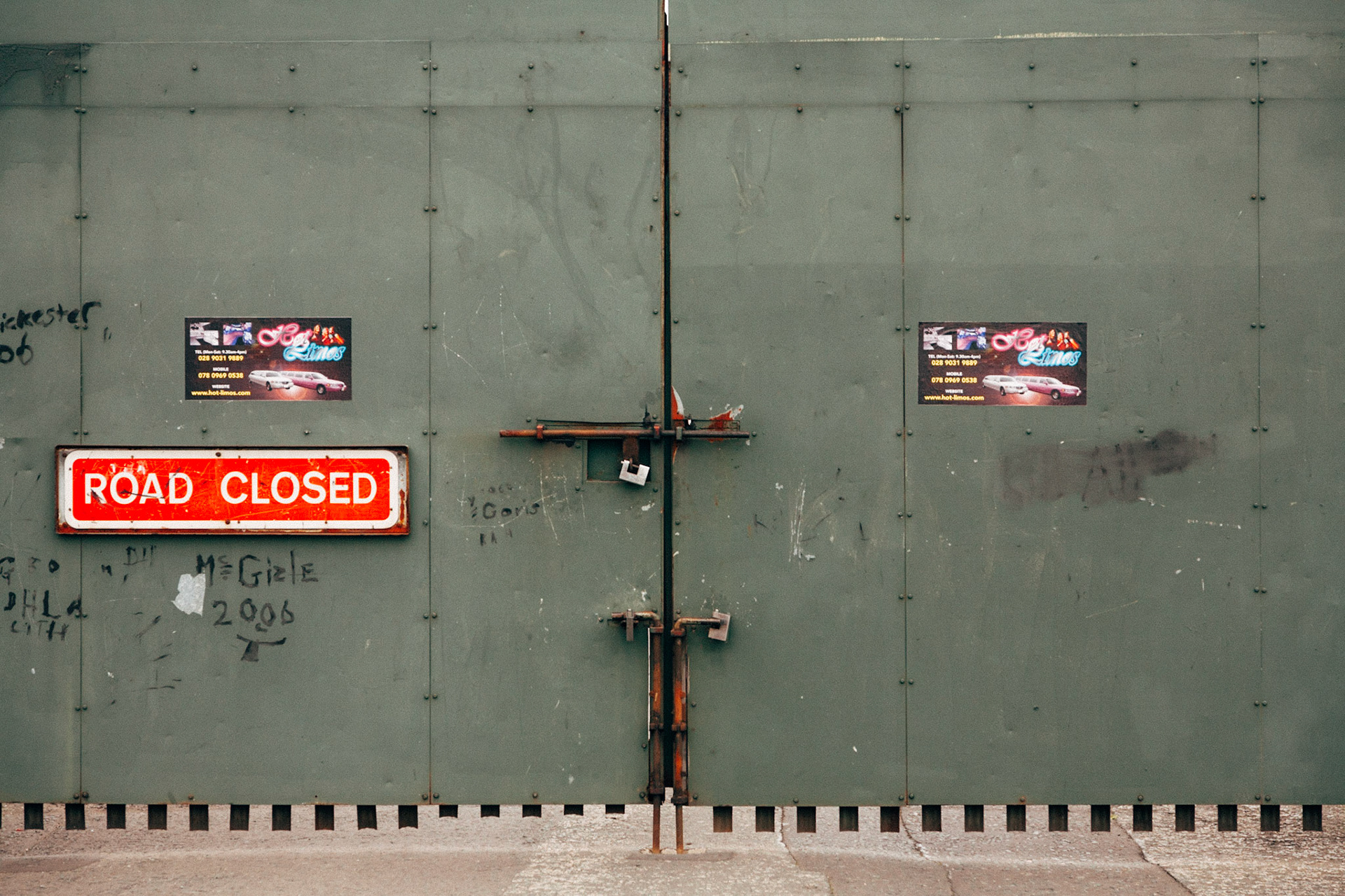 The Belfast City Tour. Lungo la Peace Line che divide Shankill Road, protestante, da Falls Road, cattolica. Le due vie partono parallele dal centro città verso la periferia e sono separate da una lunga peace line, lungo la quale si trovano i varchi per passsare da una parte all'altra della città.