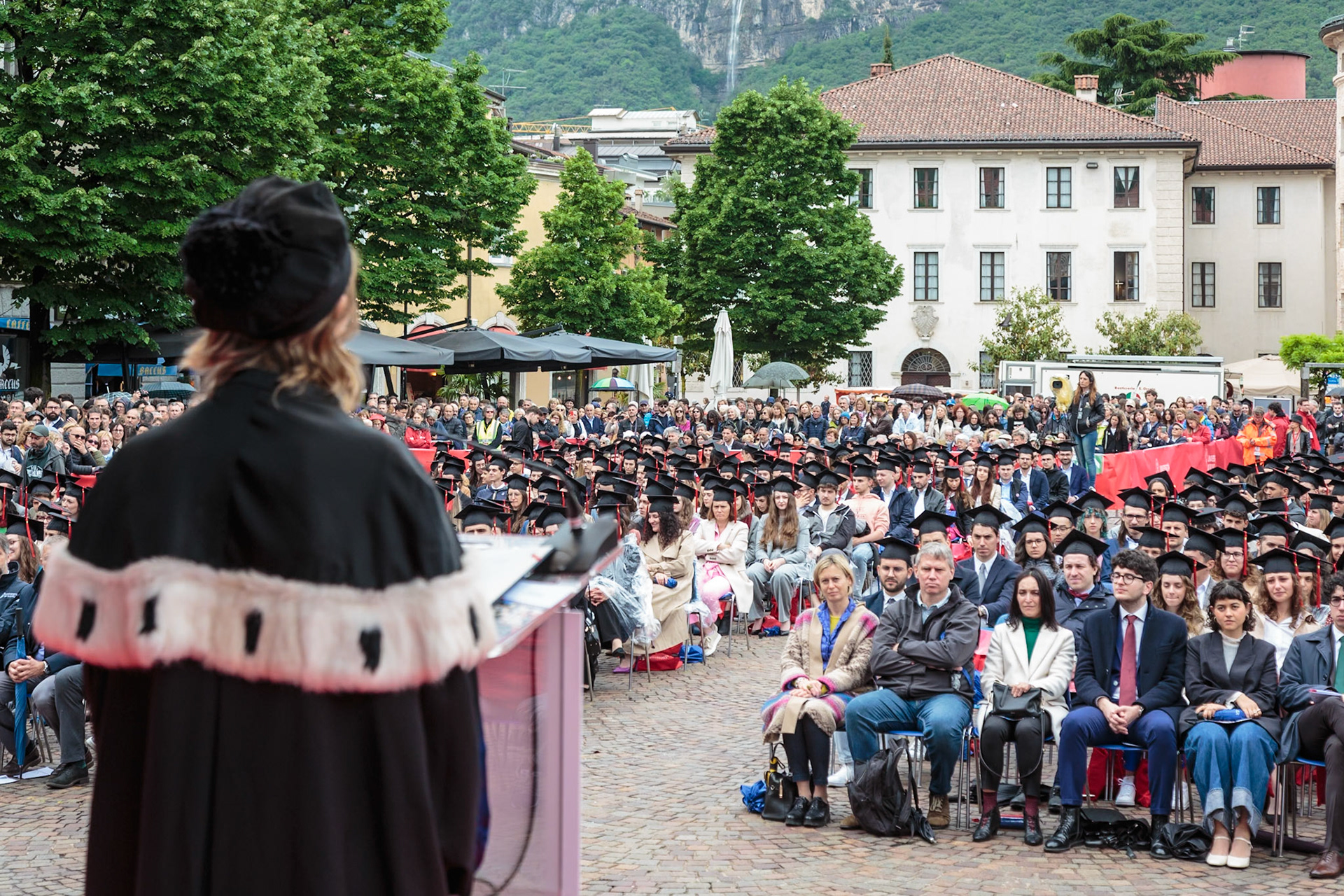 Cerimonia di laurea Unitn, 12 maggio 2023, piazza Fiera, Trento.