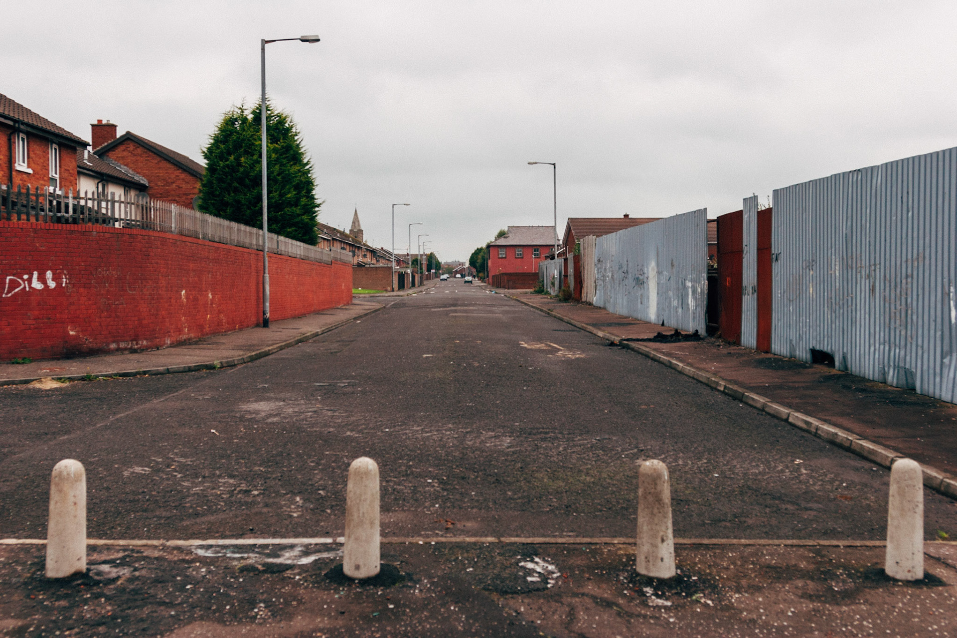 The Belfast City Tour. Lungo la Peace Line che divide Shankill Road, protestante, da Falls Road, cattolica. Le due vie partono parallele dal centro città verso la periferia e sono separate da una lunga peace line, lungo la quale si trovano i varchi per passsare da una parte all'altra della città.