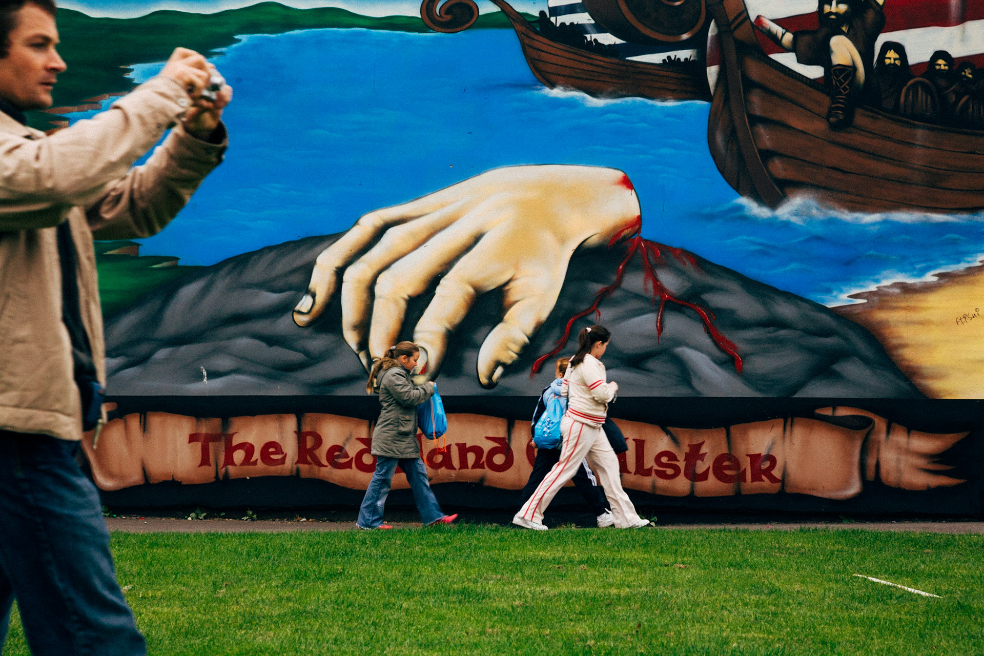 The Belfast City Tour, Shankill Road, la via protestante più importante della città. Murale che ricorda il mito della mano rossa dell'Ultser.