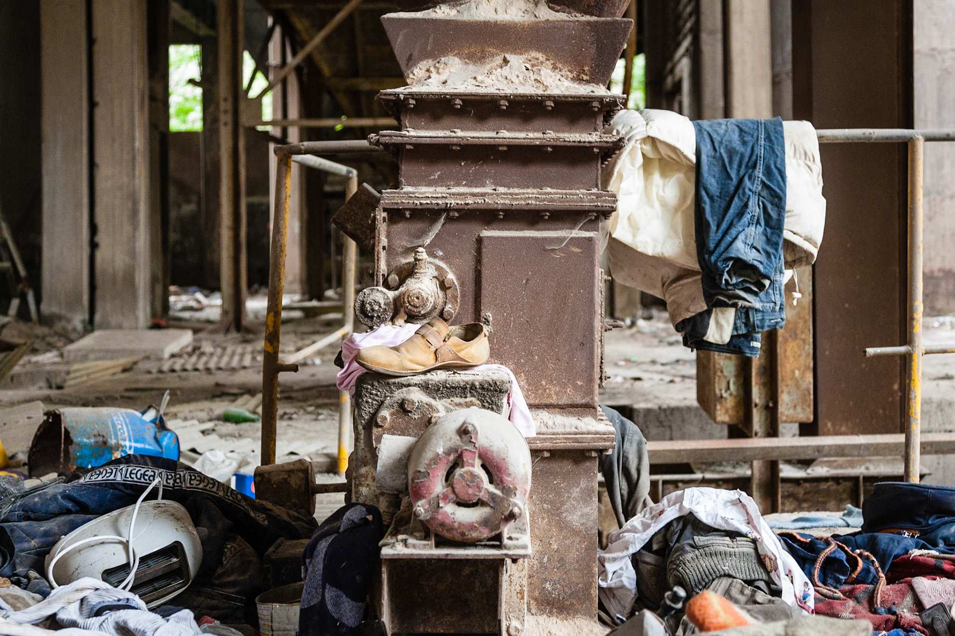 Clinker Motel, 2010. Alcune abitazioni e oggetti di uso comune.