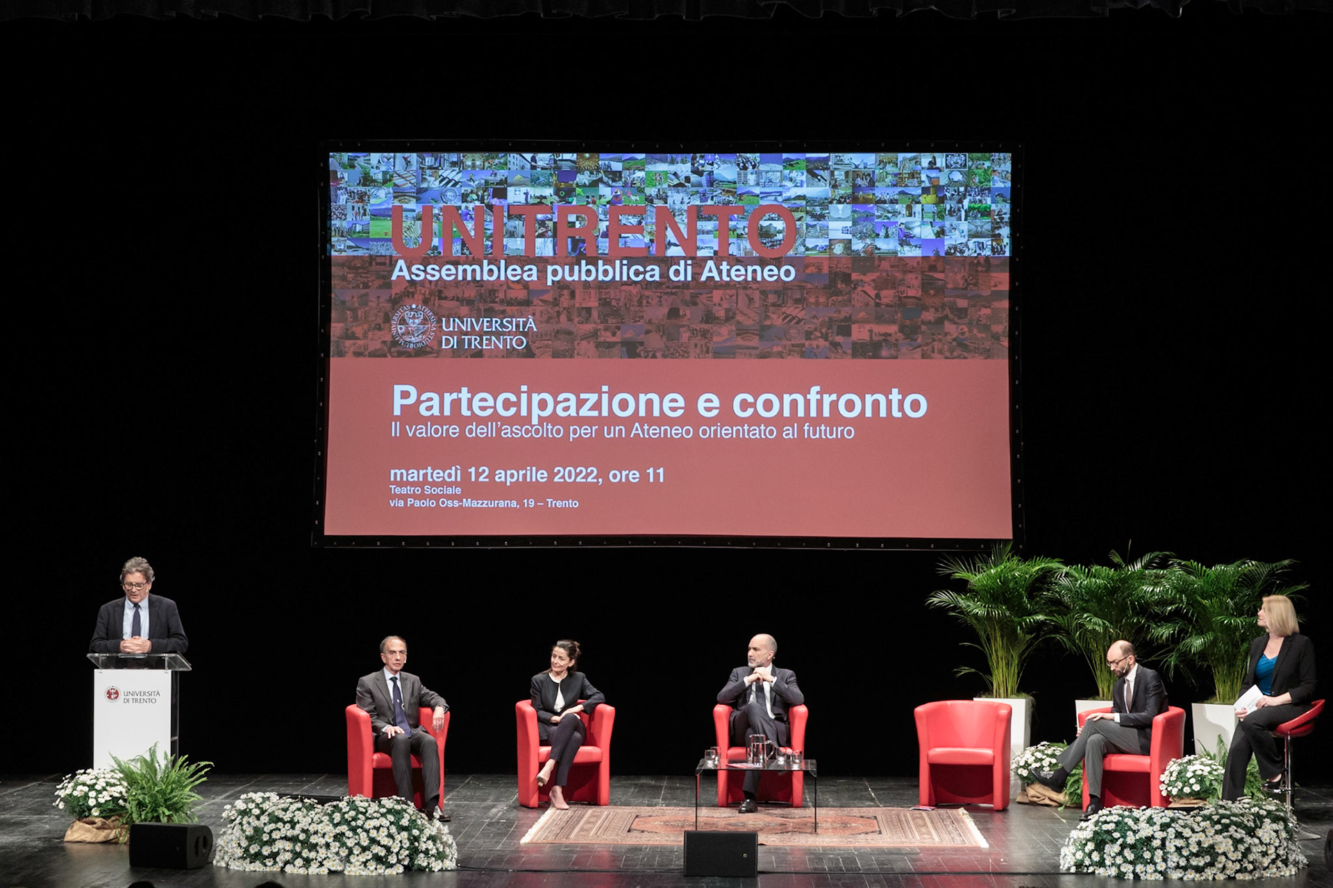 Assemblea Pubblica di Ateneo, 12 aprile 2022, ore 11, Teatro Sociale di Trento. Sul palco da sinistra, Daniele Finocchiaro, Franco Fraccaroli,Marco Tubino, Francesca Demichelis, Riccardo Salomone, Alessandra Saletti. Introduzione di Daniele Finocchiaro.. Intreventoi di Franco Fraccaroli