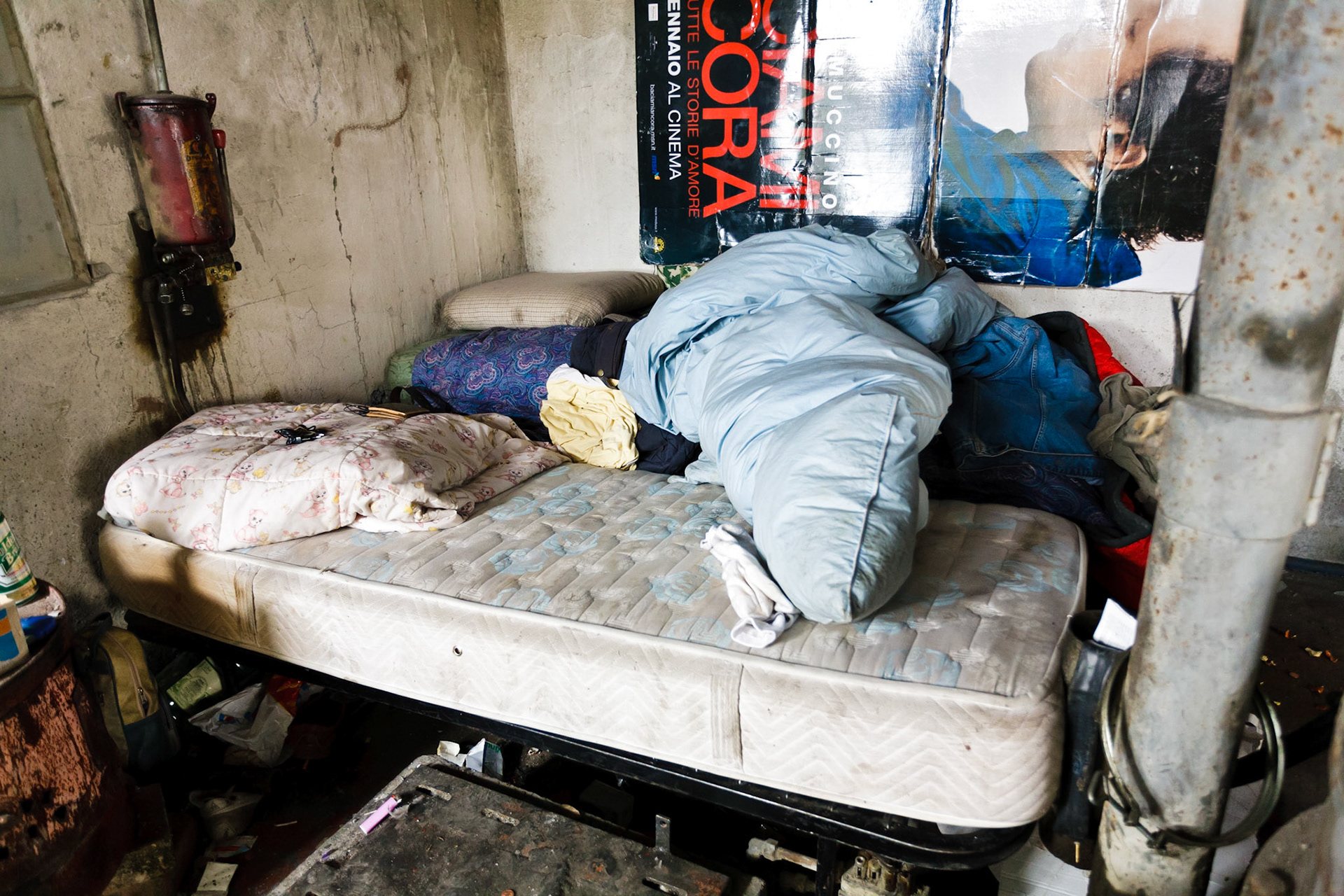 Clinker Motel, 2010. Alcune abitazioni e oggetti di uso comune.