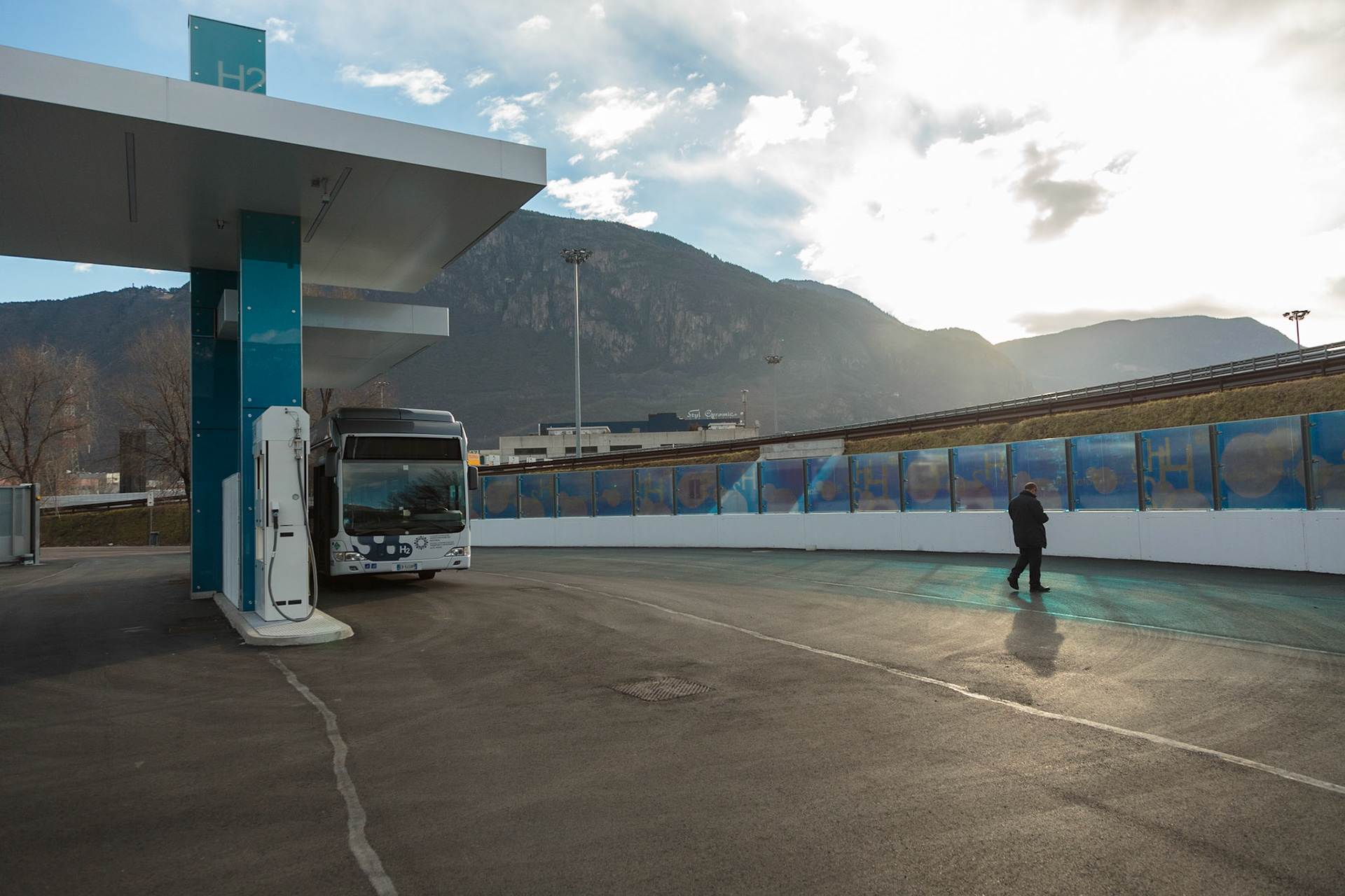 A Nord di Trento A Sud di Bolzano, stazione di rifornimento dell'idrogeno, Bolzano Sud.