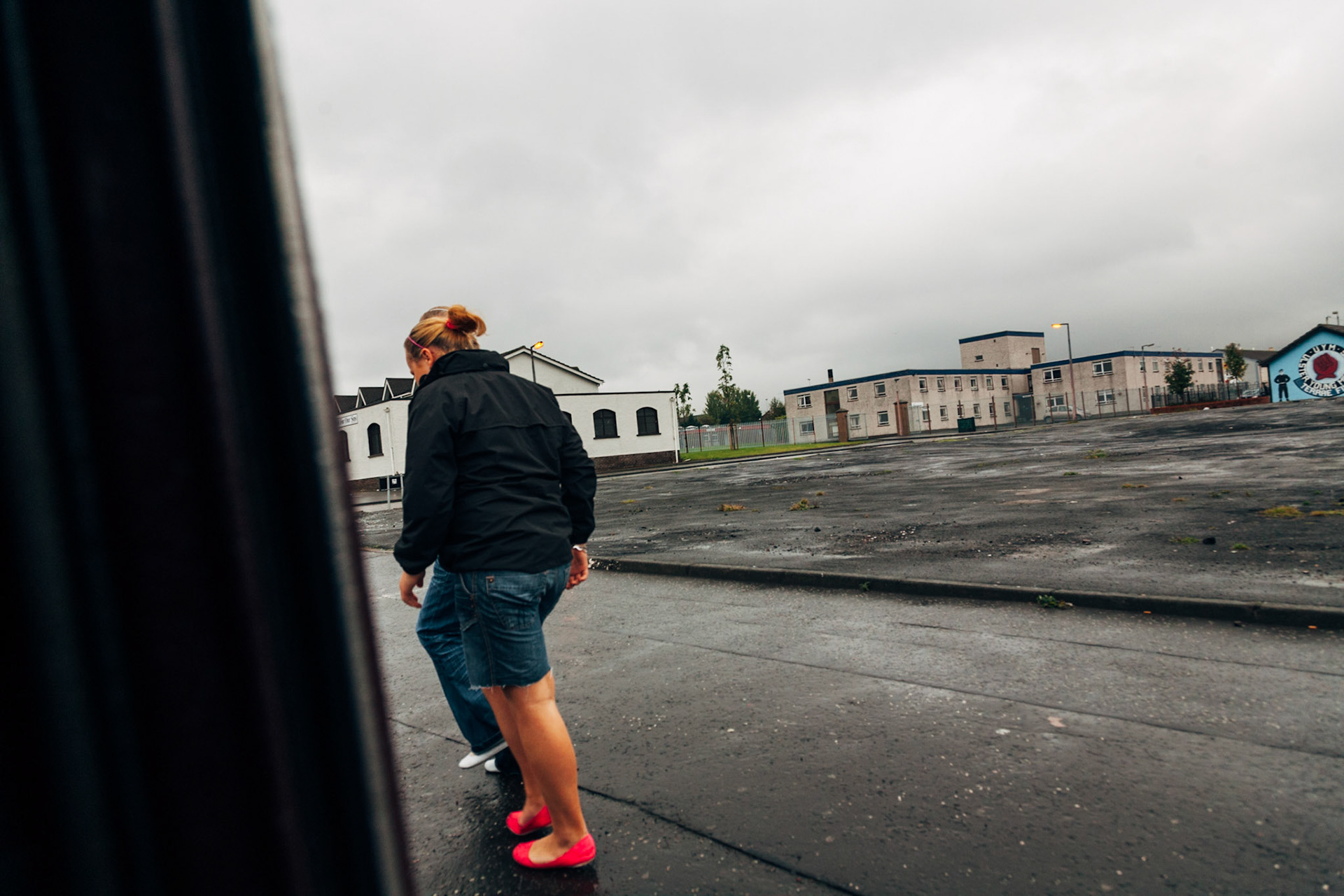 The Belfast City Tour. Lungo la Peace Line che divide Shankill Road, protestante, da Falls Road, cattolica. Le due vie partono parallele dal centro città verso la periferia e sono separate da una lunga peace line, lungo la quale si trovano i varchi per passsare da una parte all'altra della città.