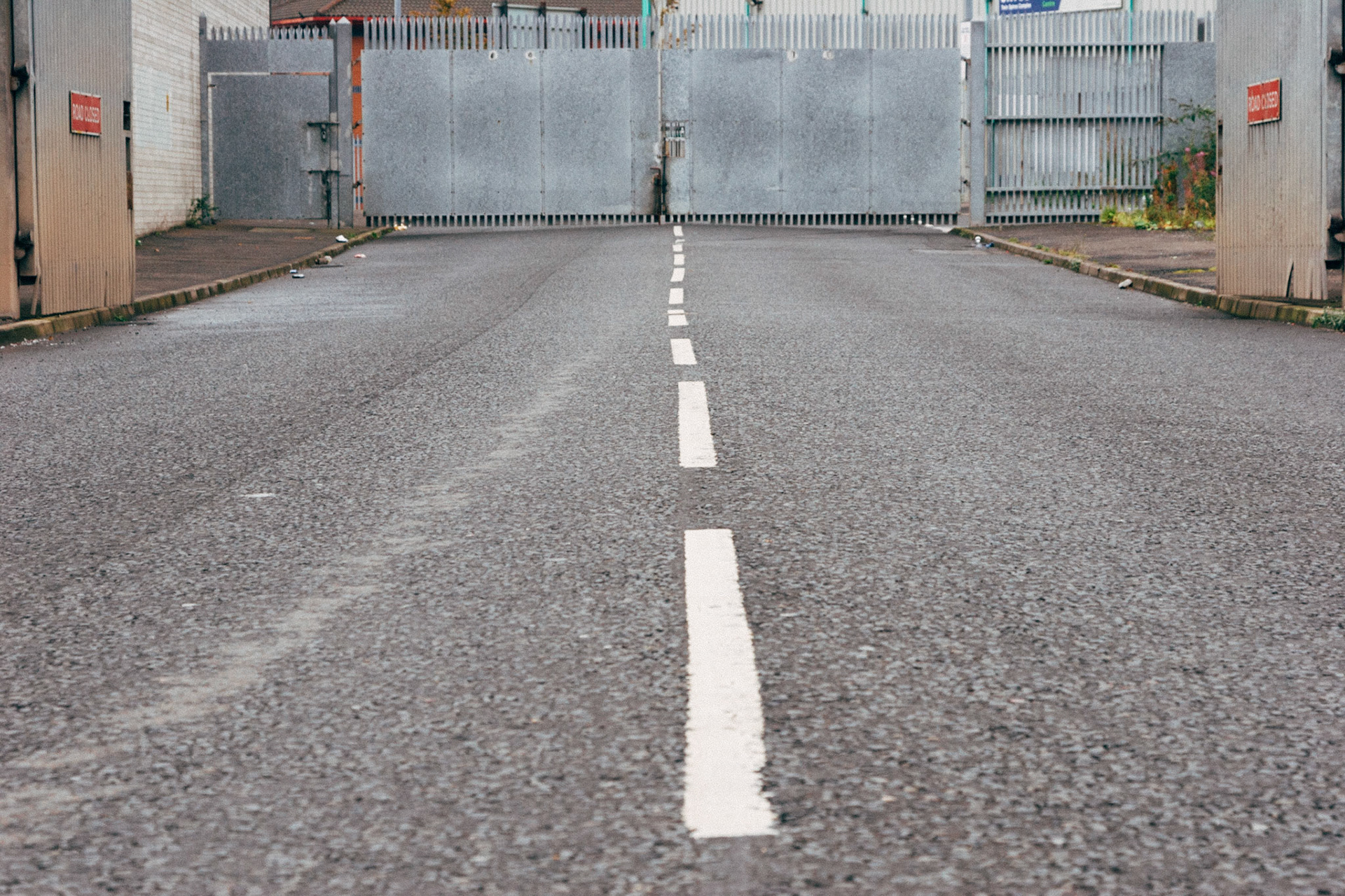 The Belfast City Tour. Lungo la Peace Line che divide Shankill Road, protestante, da Falls Road, cattolica. Le due vie partono parallele dal centro città verso la periferia e sono separate da una lunga peace line, lungo la quale si trovano i varchi per passsare da una parte all'altra della città.