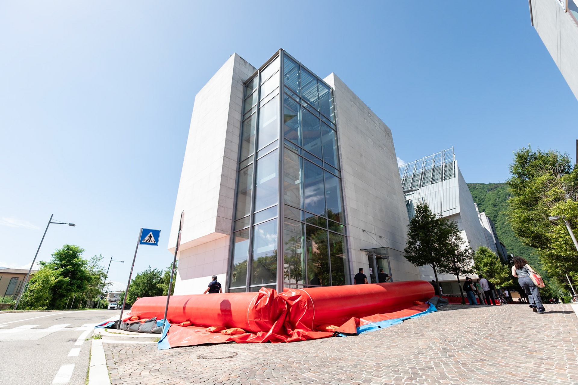 SIMULAZIONE DI ALLAGAMENTO ALLA BUCLunedì 10 giugno la prova di montaggio delle barriere rigide e gonfiabili a protezione della Biblioteca universitaria centrale nel quartiere le Albere