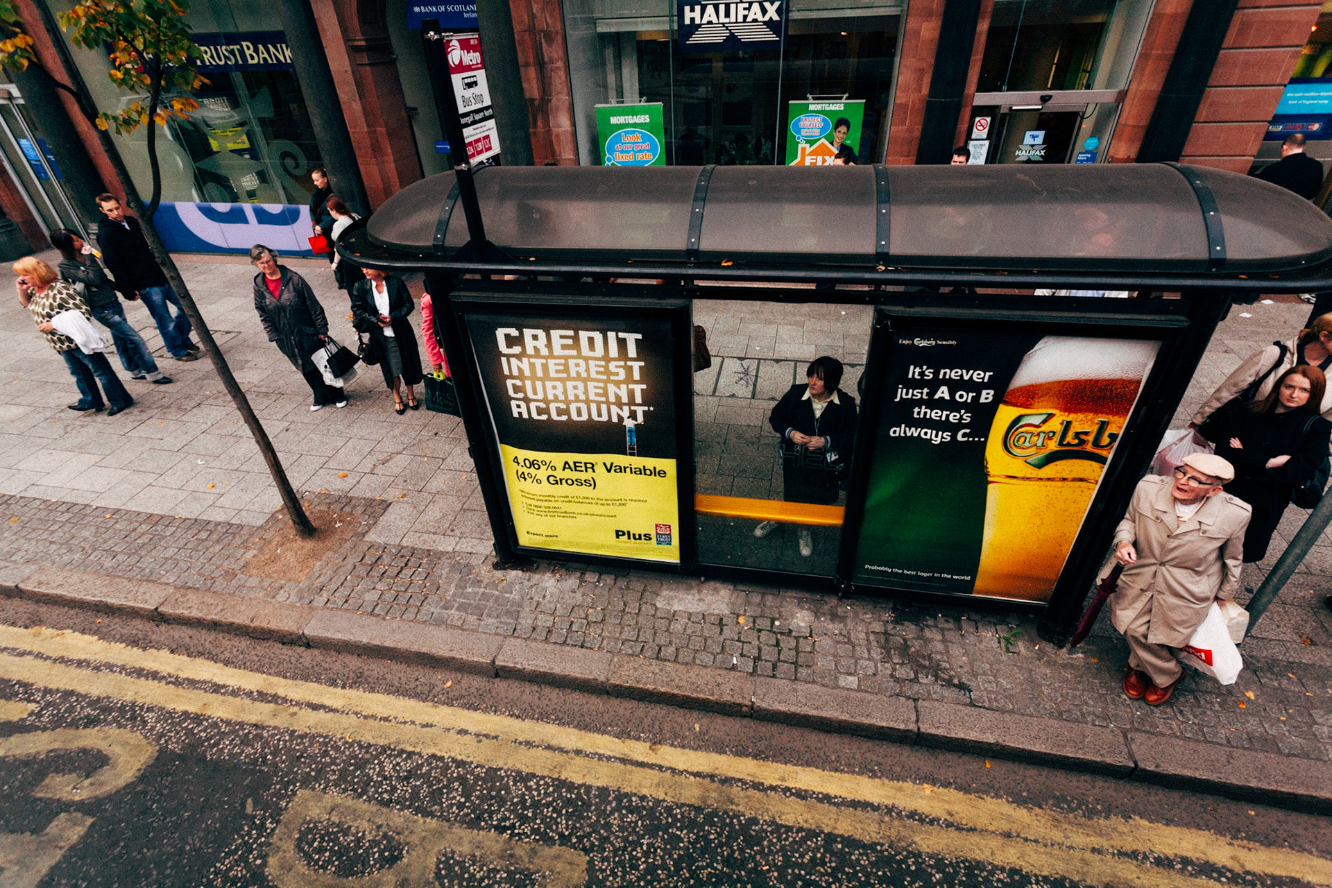 The Belfast City Tour. L'autobus turistico scoperto attraversa la città, mostrando ai turisti i luoghi chiave della città, tra cui palazzi e alberghi oggetto continuo di attentati nelgi anni settant a e ottanta.