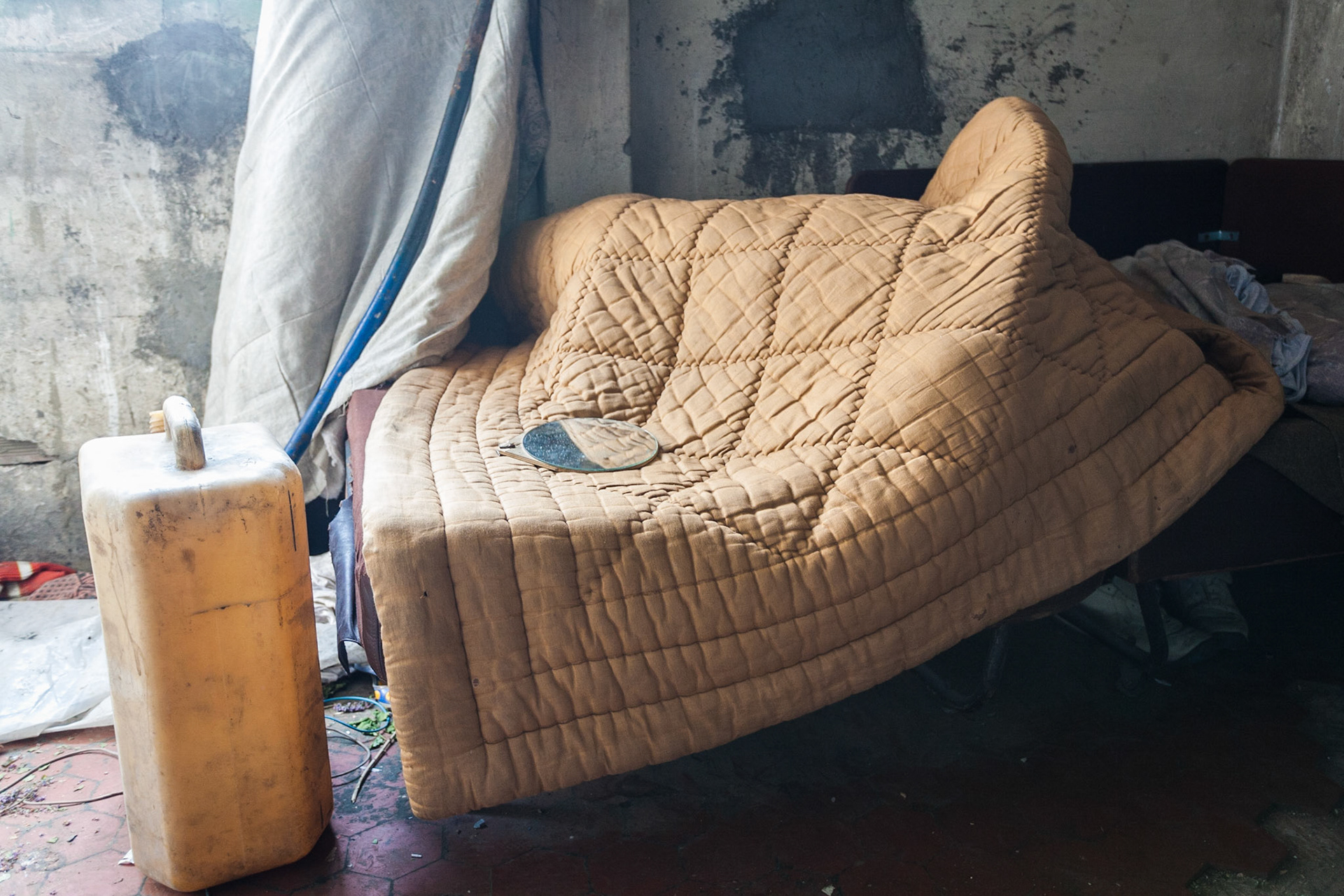 Clinker Motel, 2010. Alcune abitazioni e oggetti di uso comune.