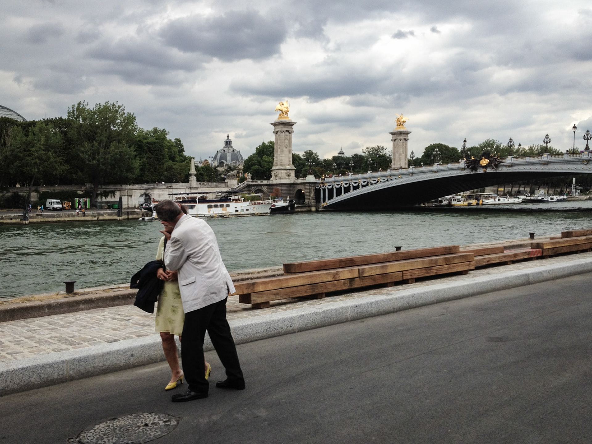 Iphone in Paris