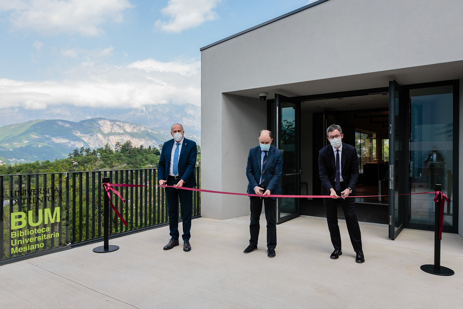 Inaugurazione BUM Biblioteca Università Mesiano - 5 maggio ore 11. Evento in diretta Youtube. Il taglio del nastro. Nella foto da destra Ii sindaco di Trento, Franco Ianeselli, Il rettore Flavio Deflorian, Il vice presidente della gliunta provinciale, Mario Tonina.