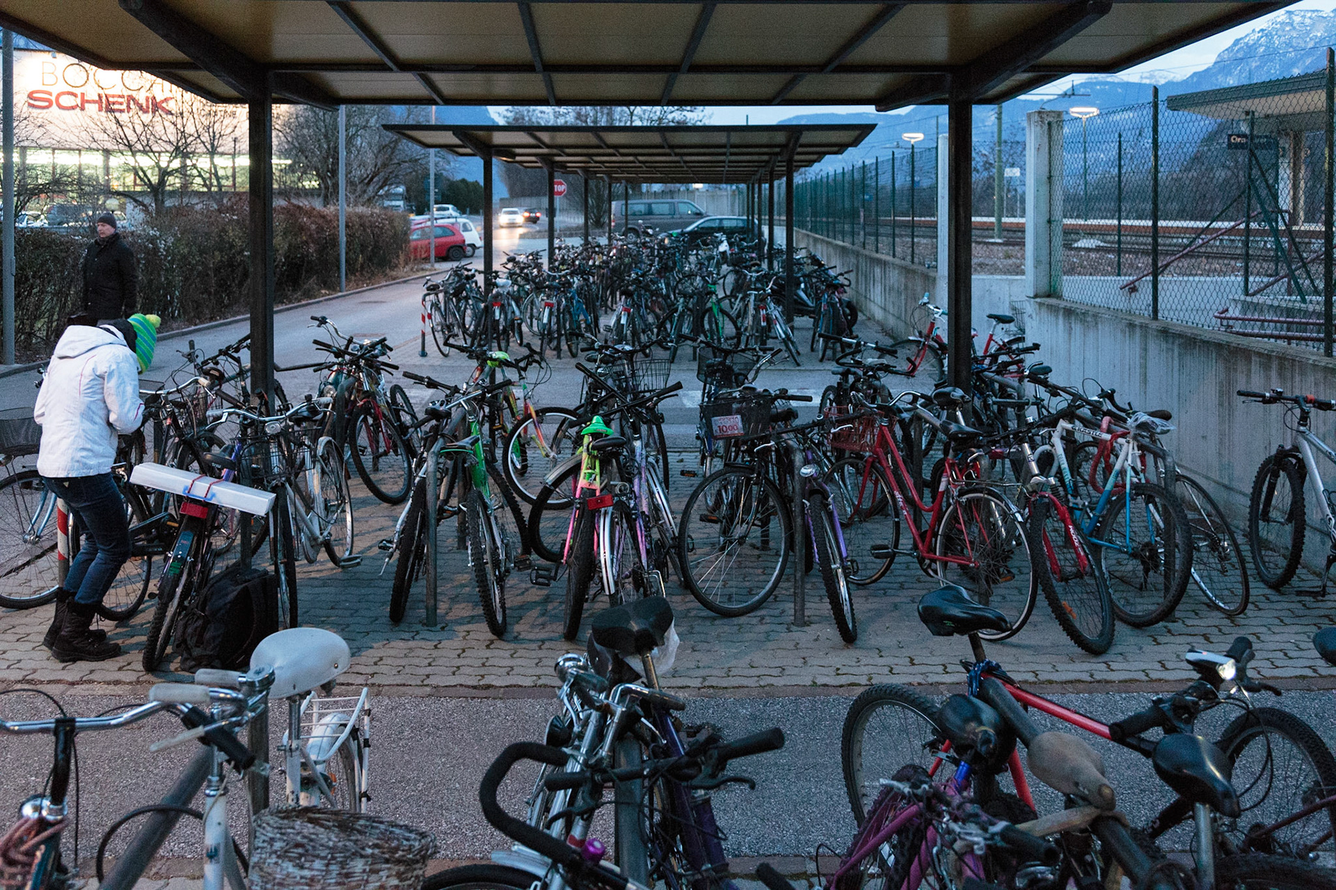 A Nord di Trento A Sud di Bolzano, pendolari, stazione di Ora, mattino presto.