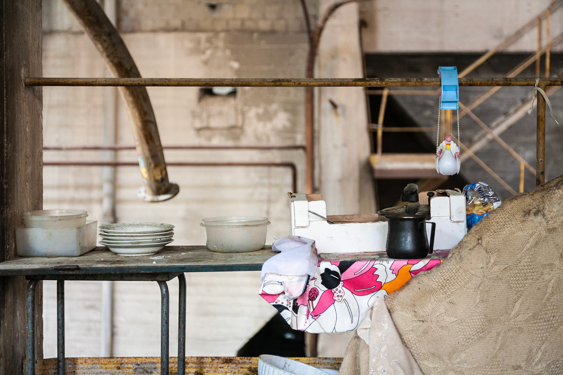 Clinker Motel, 2010. Alcune abitazioni e oggetti di uso comune.