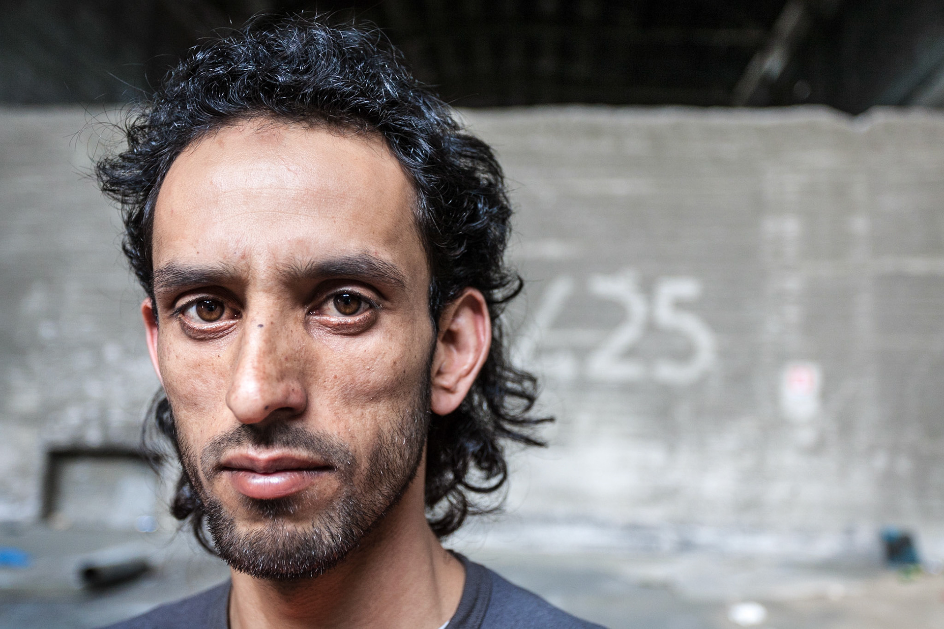 Clinker Motel, 2010. Jamil Ahmad (27 anni, pakistano). Lavorava in ristorante ma non riuscendo a trovare casa, dormiva in un container all'interno dell'ex-Italcementi.